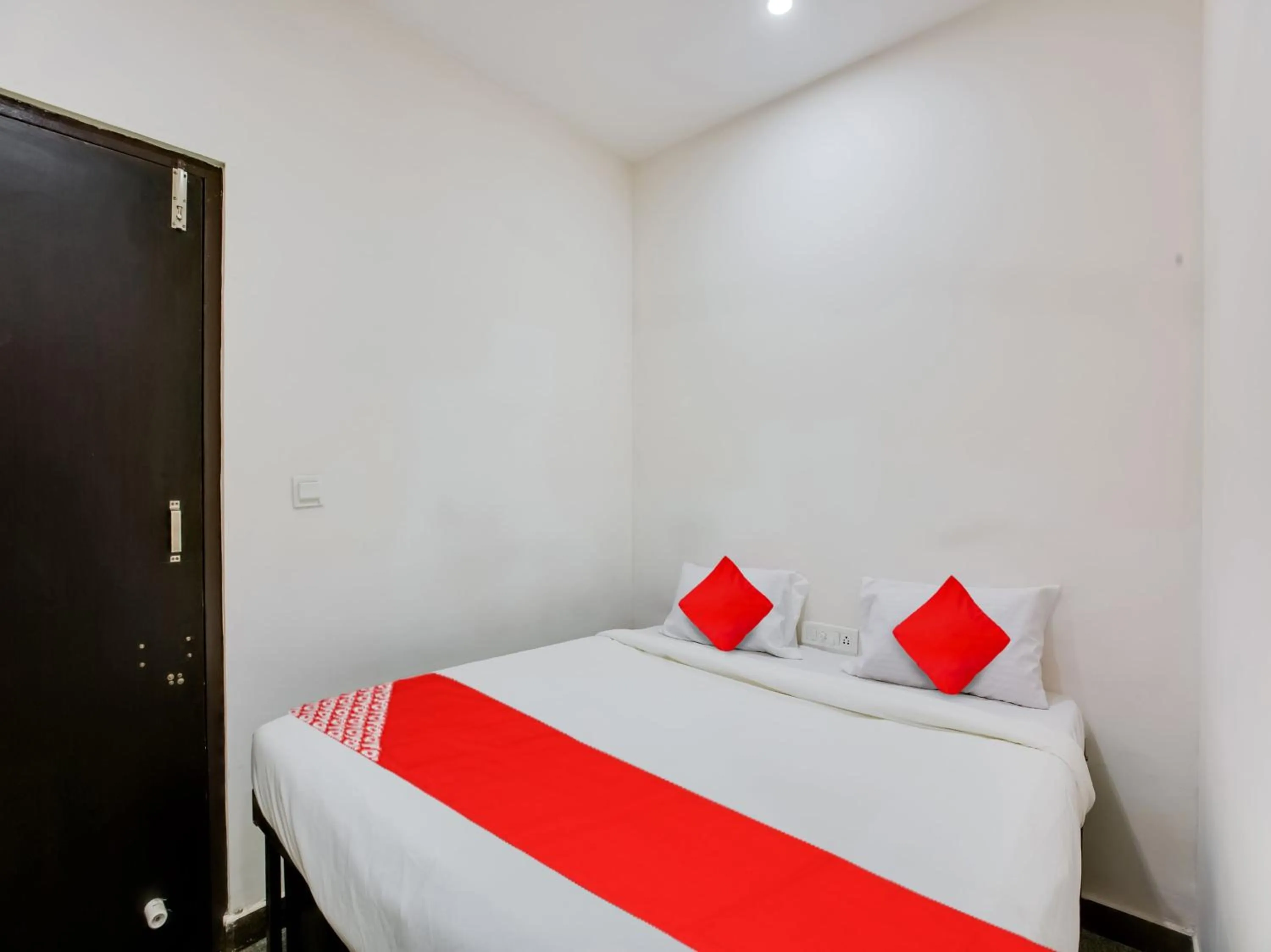 Bedroom in Hotel O Manjushree Boarding & Lodging nearby Dr.BR Ambedkar Stadium Basveshwar nagar