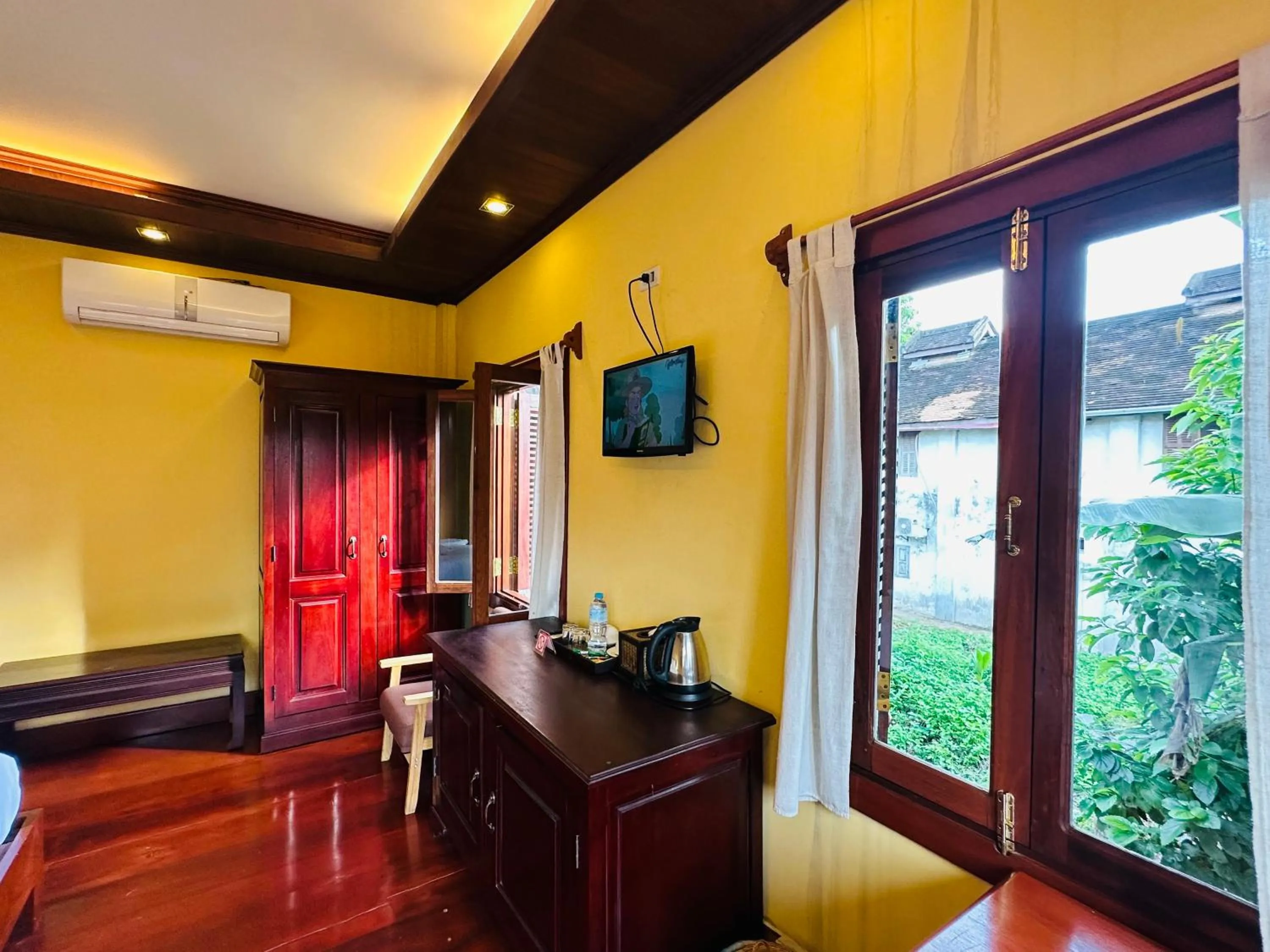 Communal lounge/ TV room in Villa Phonethip Mekong Riverside