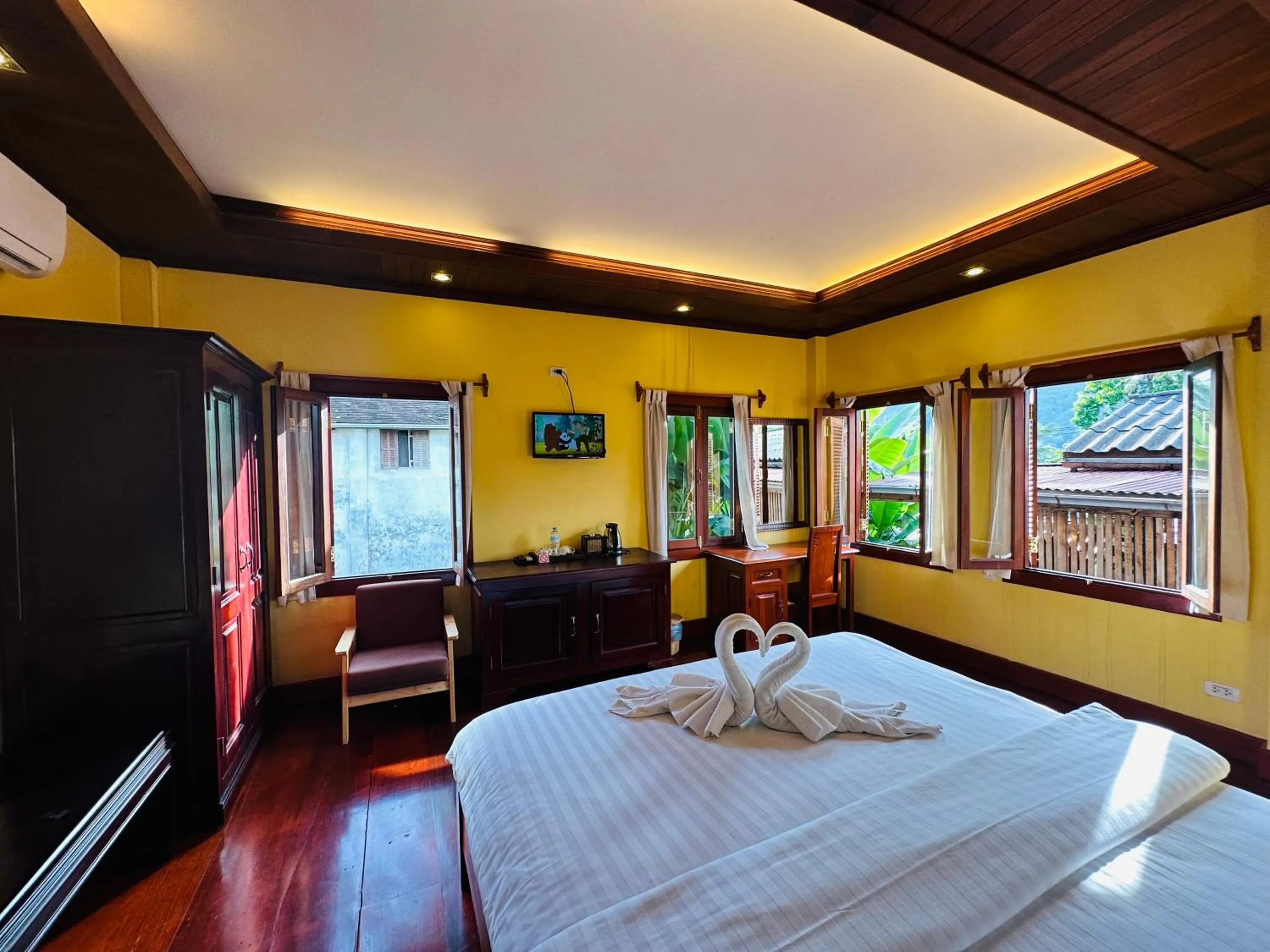 Bed in Villa Phonethip Mekong Riverside