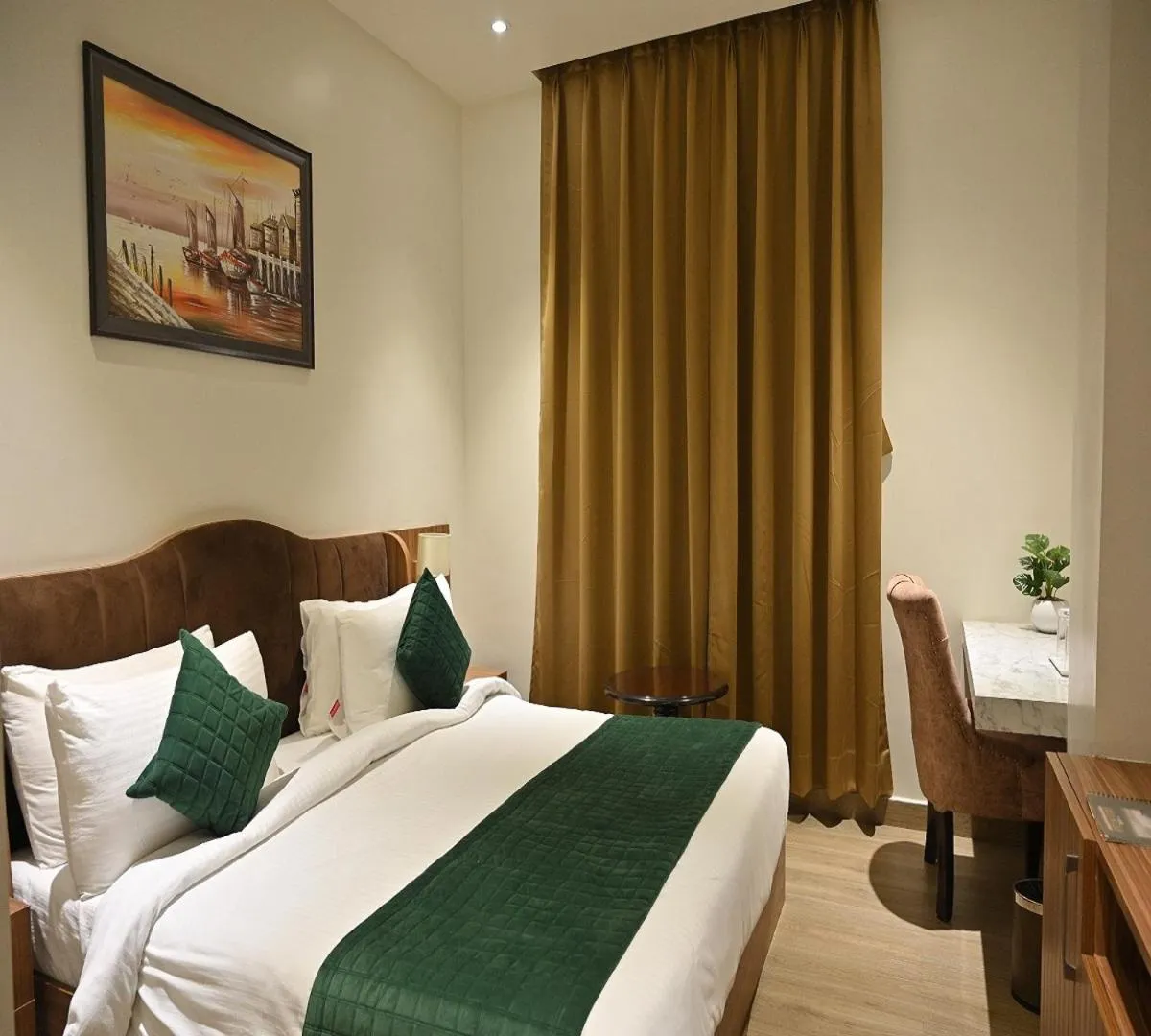 Bedroom, Bed in Hotel Gold In Leaf