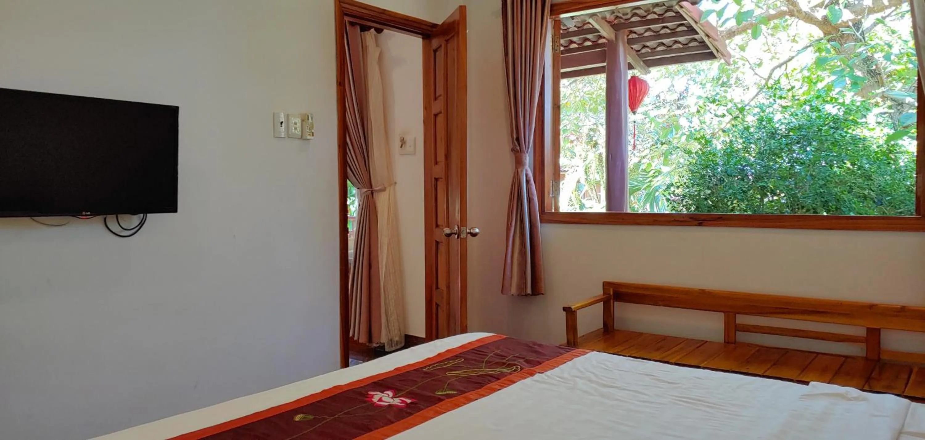 Photo of the whole room, Bed in Hong Bin Bungalow