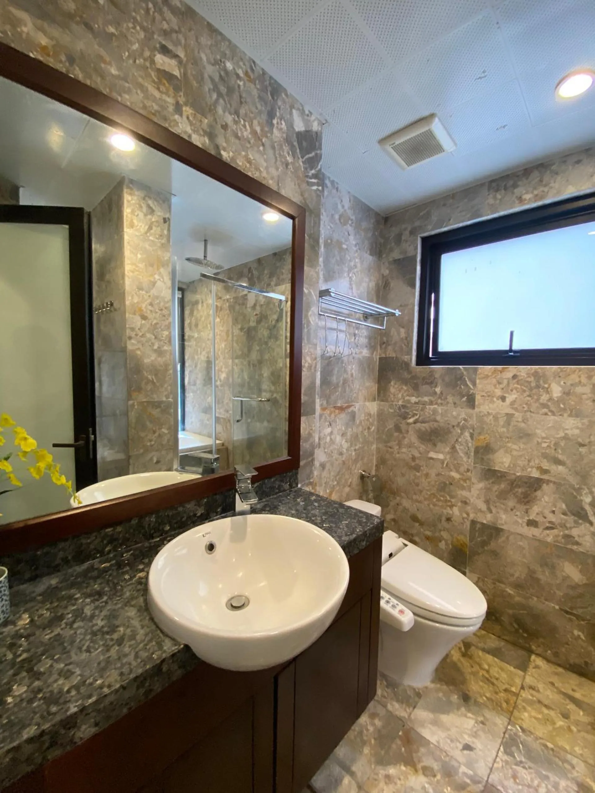 Shower in Hi.Home House near Lake