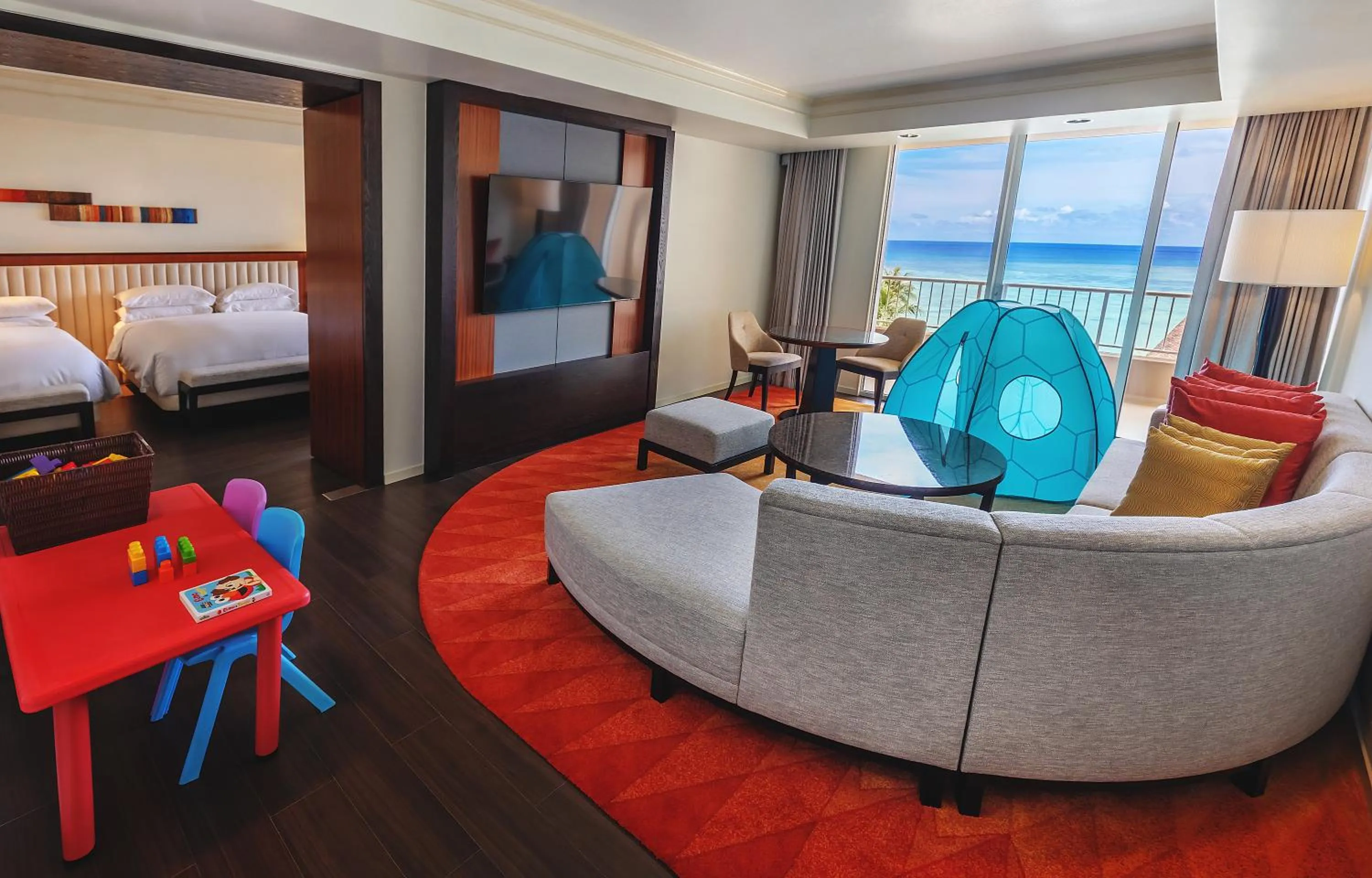 Living room, Bed in Hyatt Regency Guam