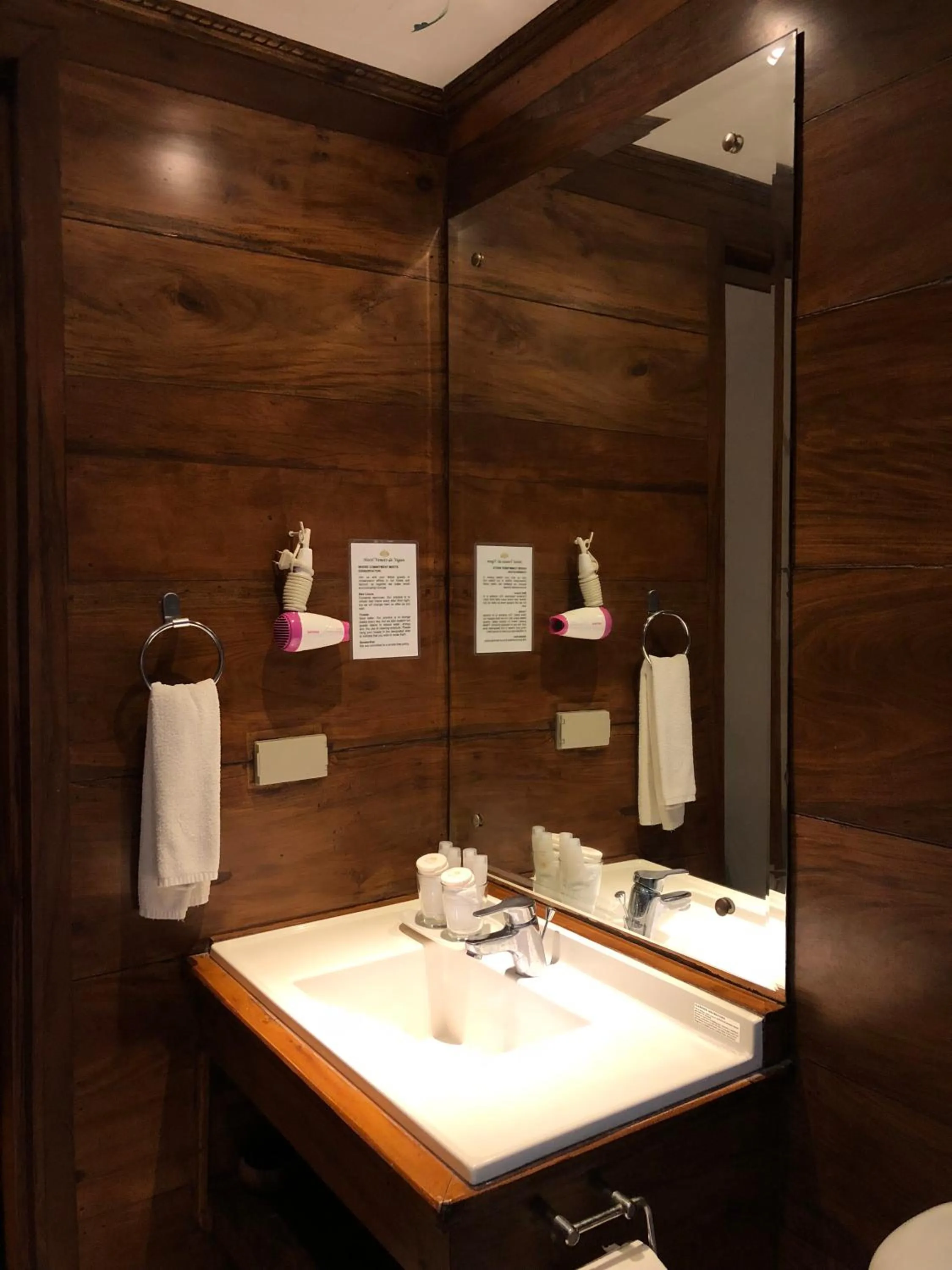 Toilet in Hotel Veneto De Vigan