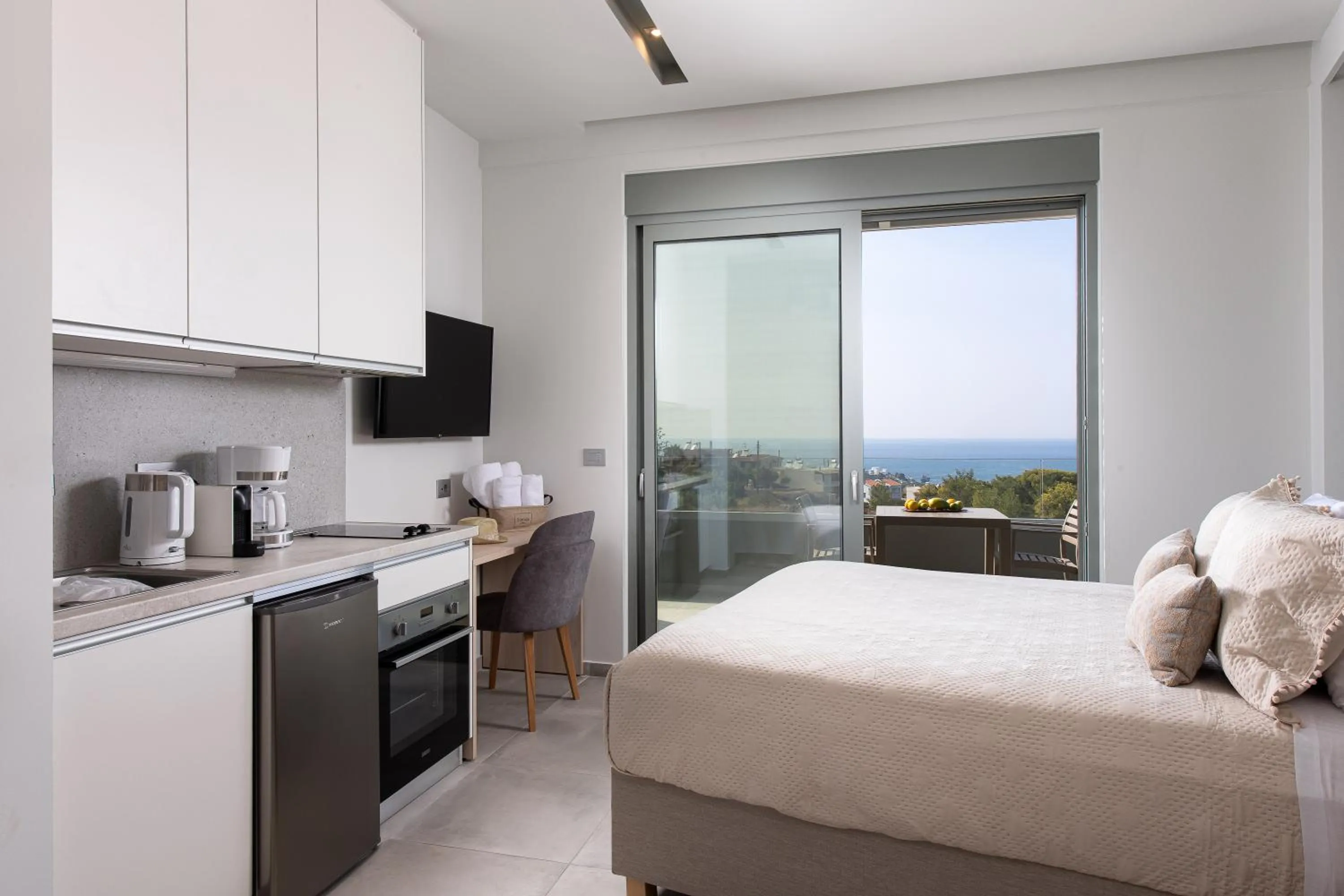 Photo of the whole room, Bed in Heliades Residence