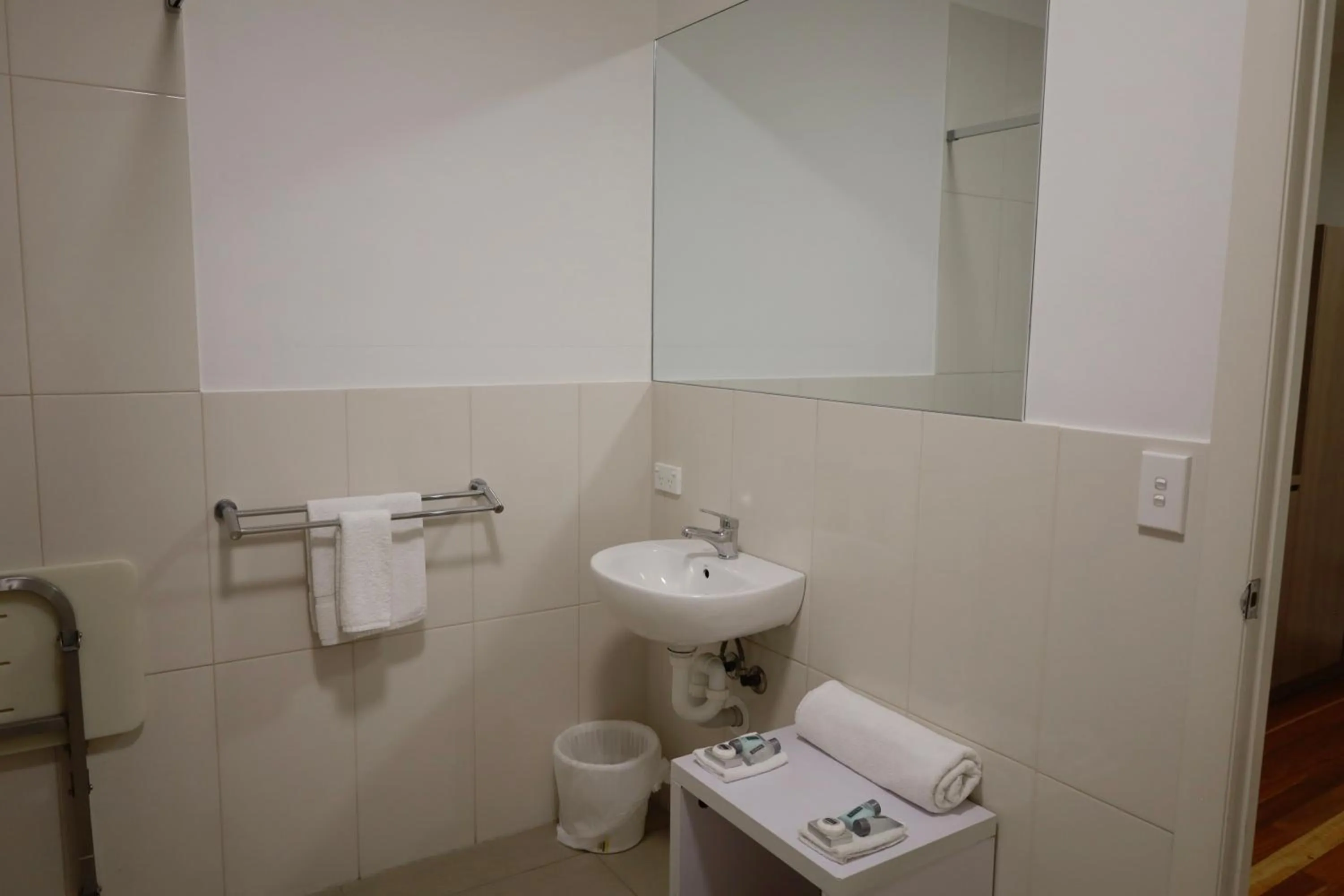 Bathroom in The Australian Hotel Motel