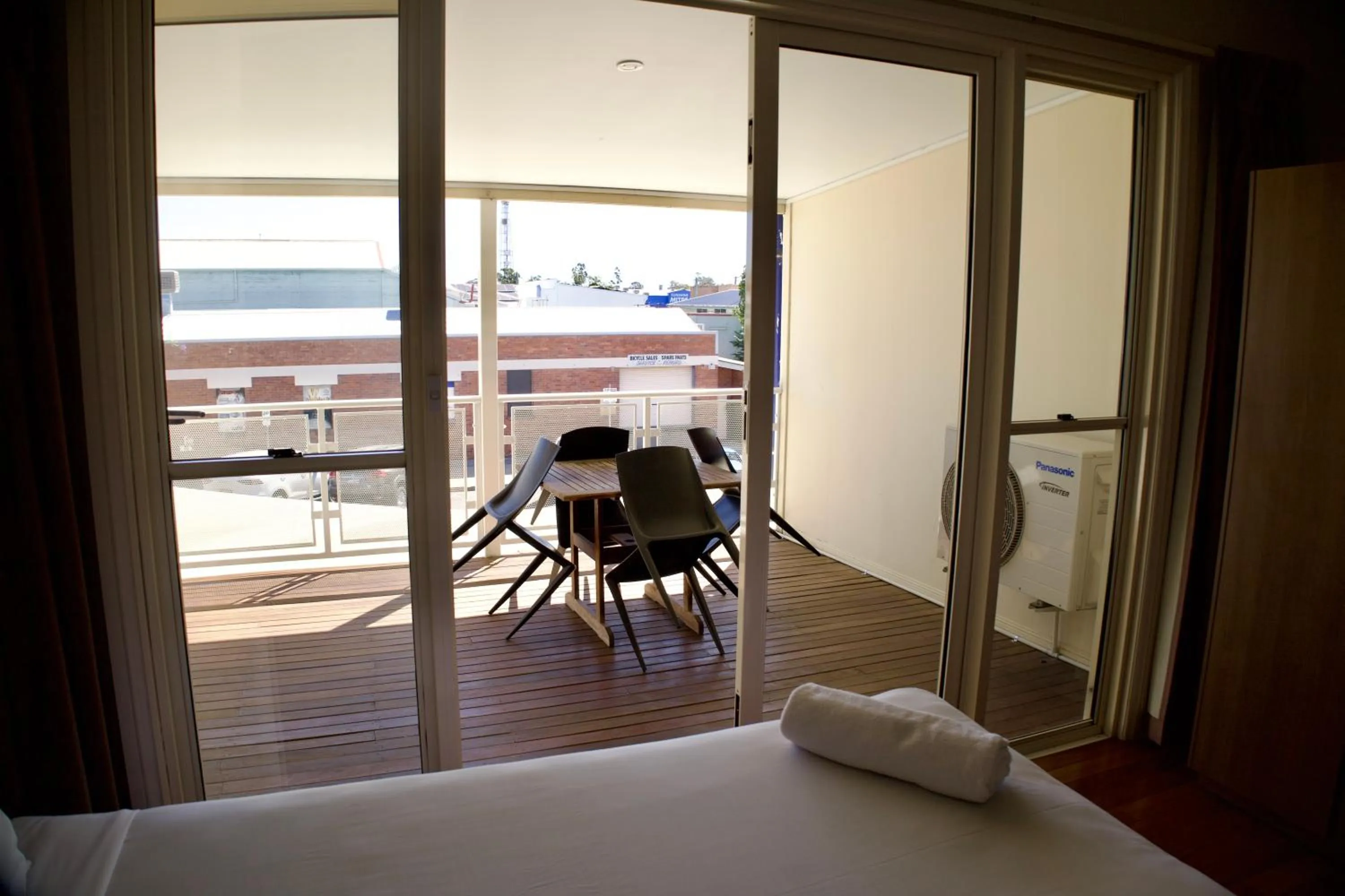 Balcony/Terrace, Bed in The Australian Hotel Motel