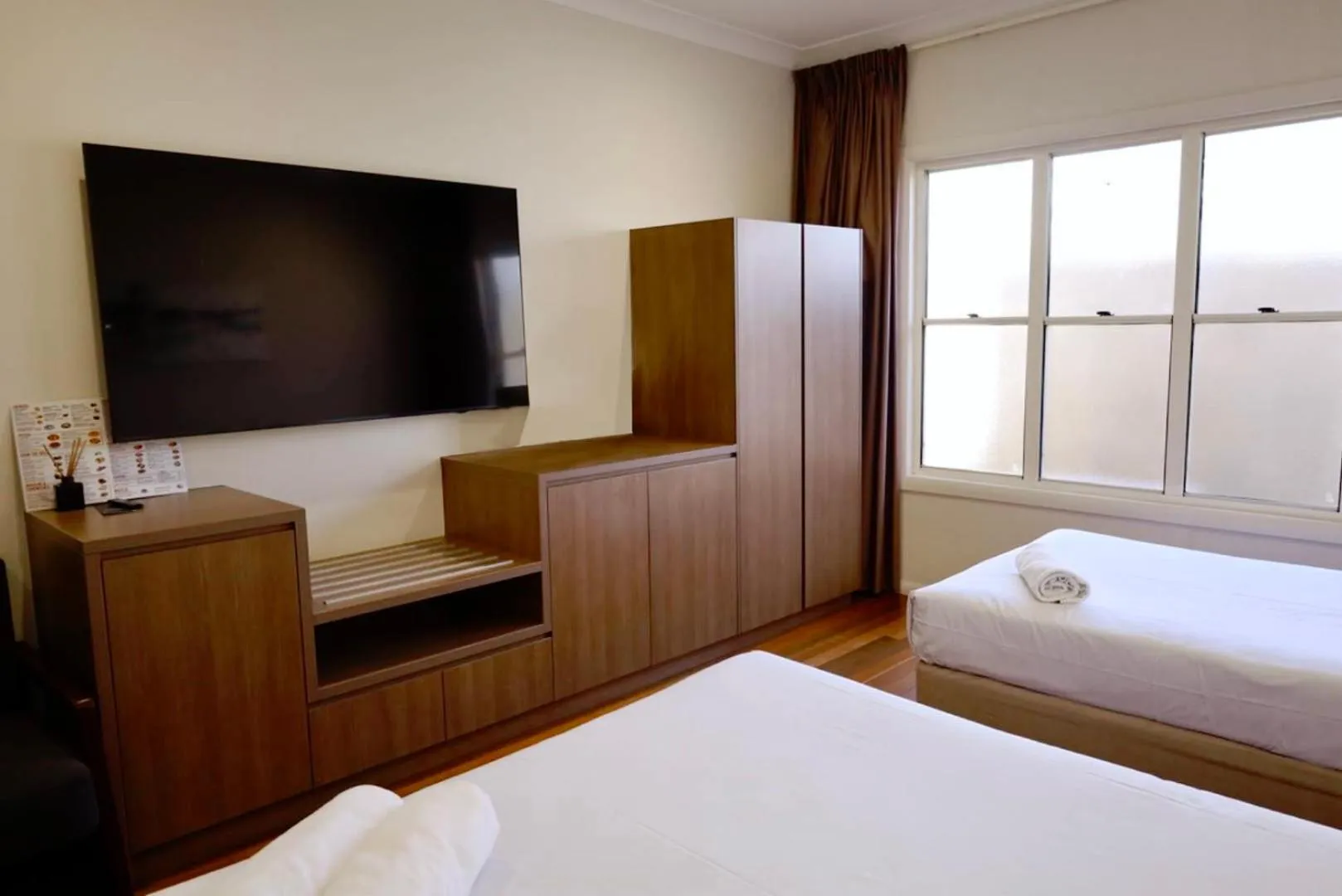 TV and multimedia, Bed in The Australian Hotel Motel