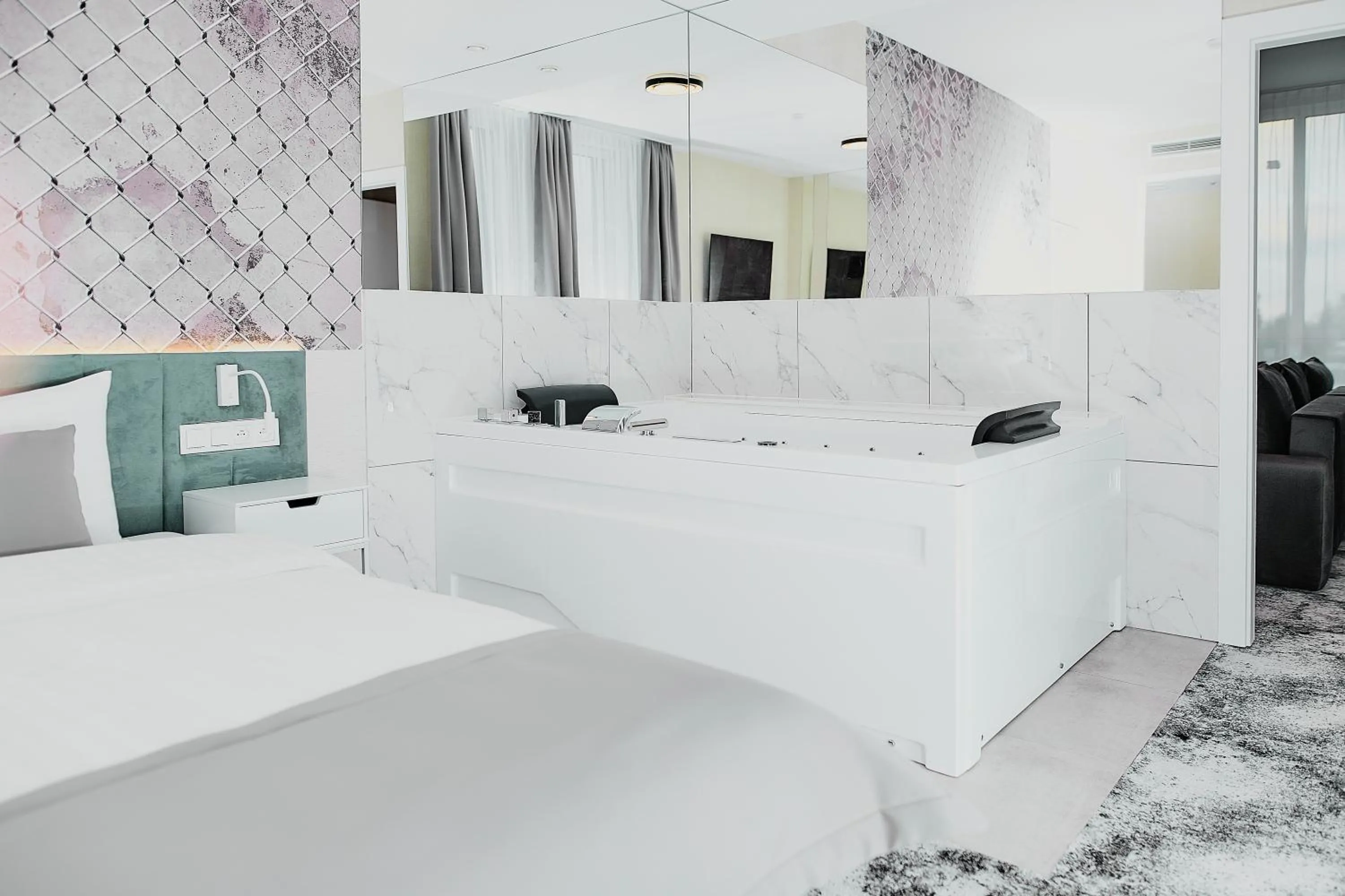 Hot Tub, Bed in Tulip Inn Żyrardów