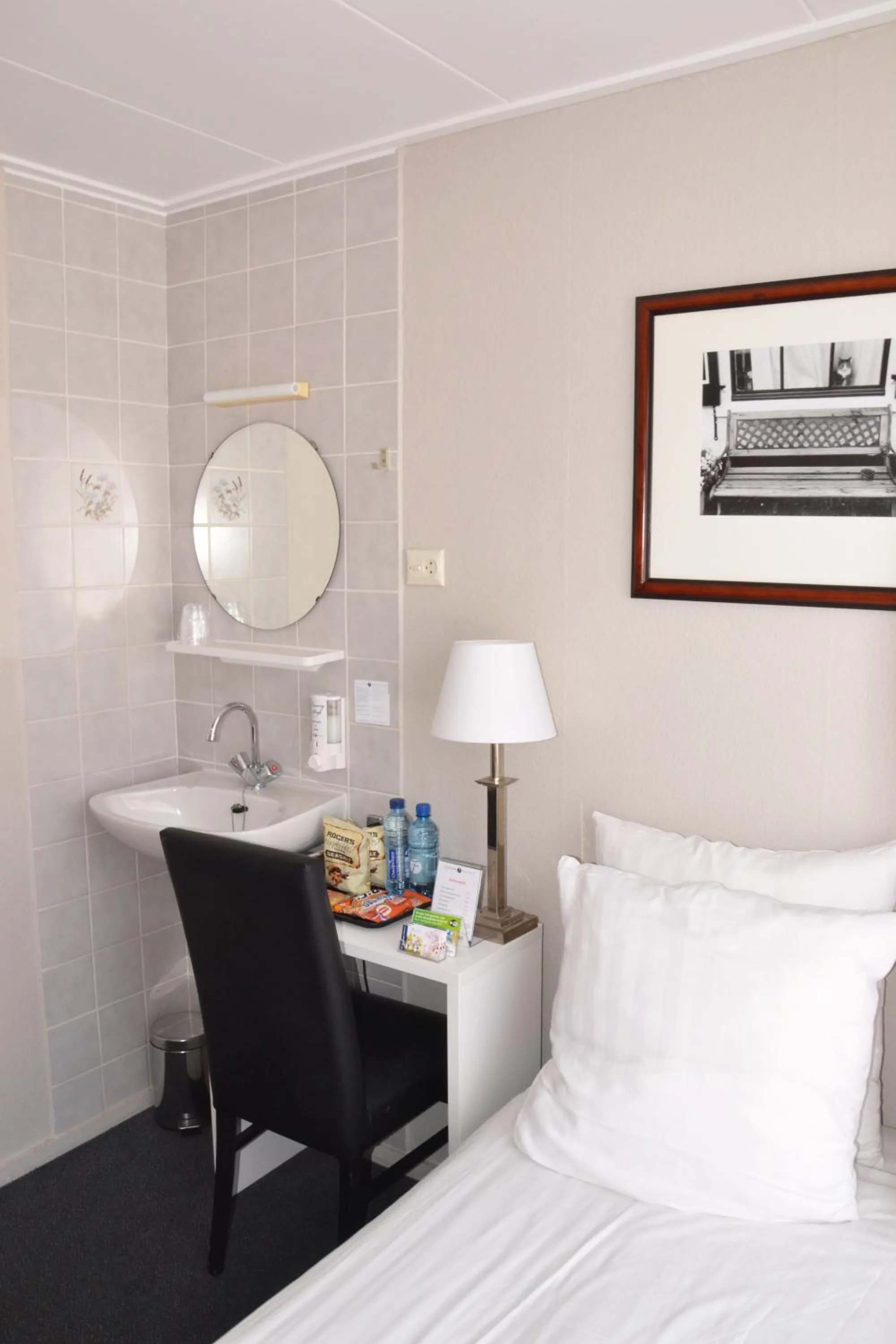 Budget Single Room in Fletcher Hotel Restaurant Koogerend