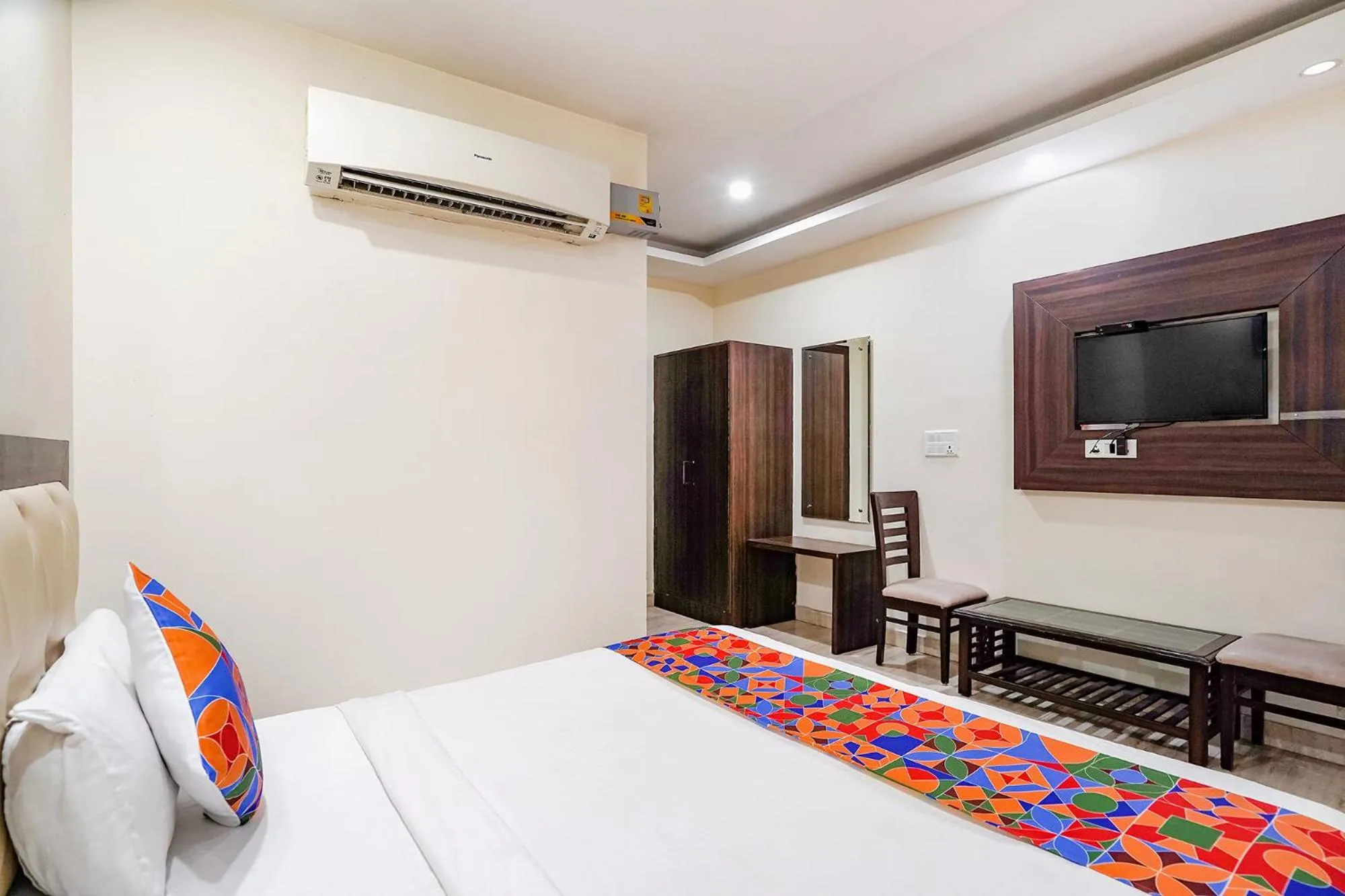 Communal lounge/ TV room in FabHotel Cloud 9 Shopprix Mall