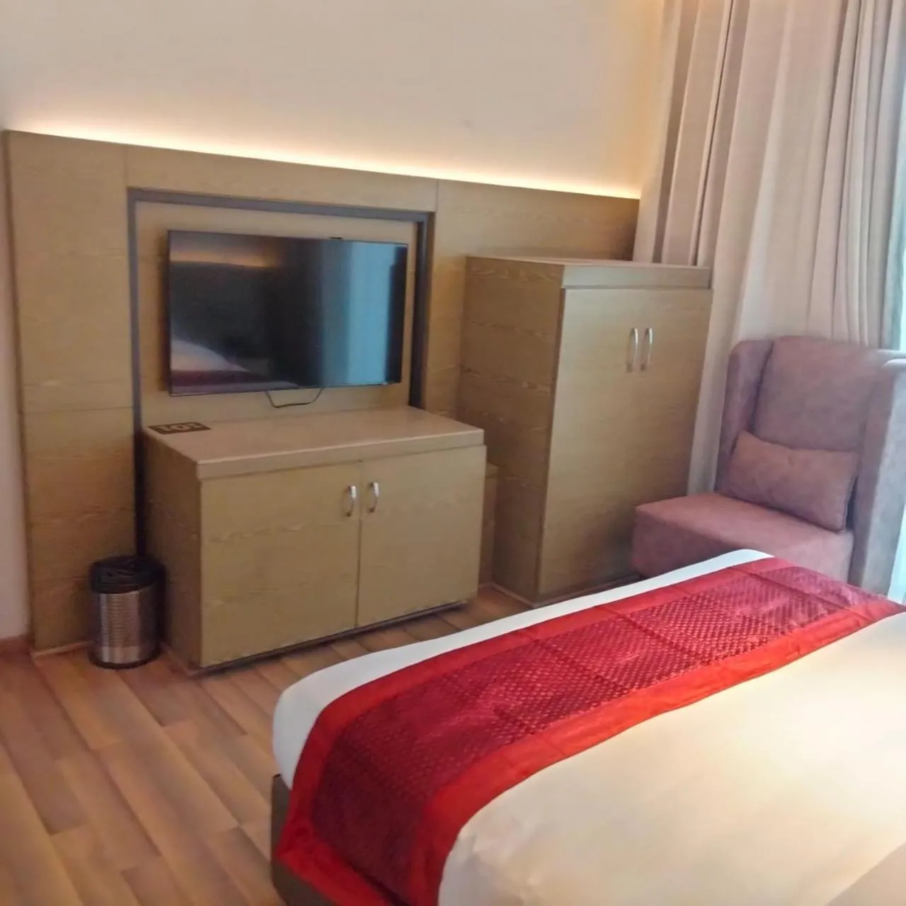 Bedroom, TV/Entertainment Center in Hotel Bimson