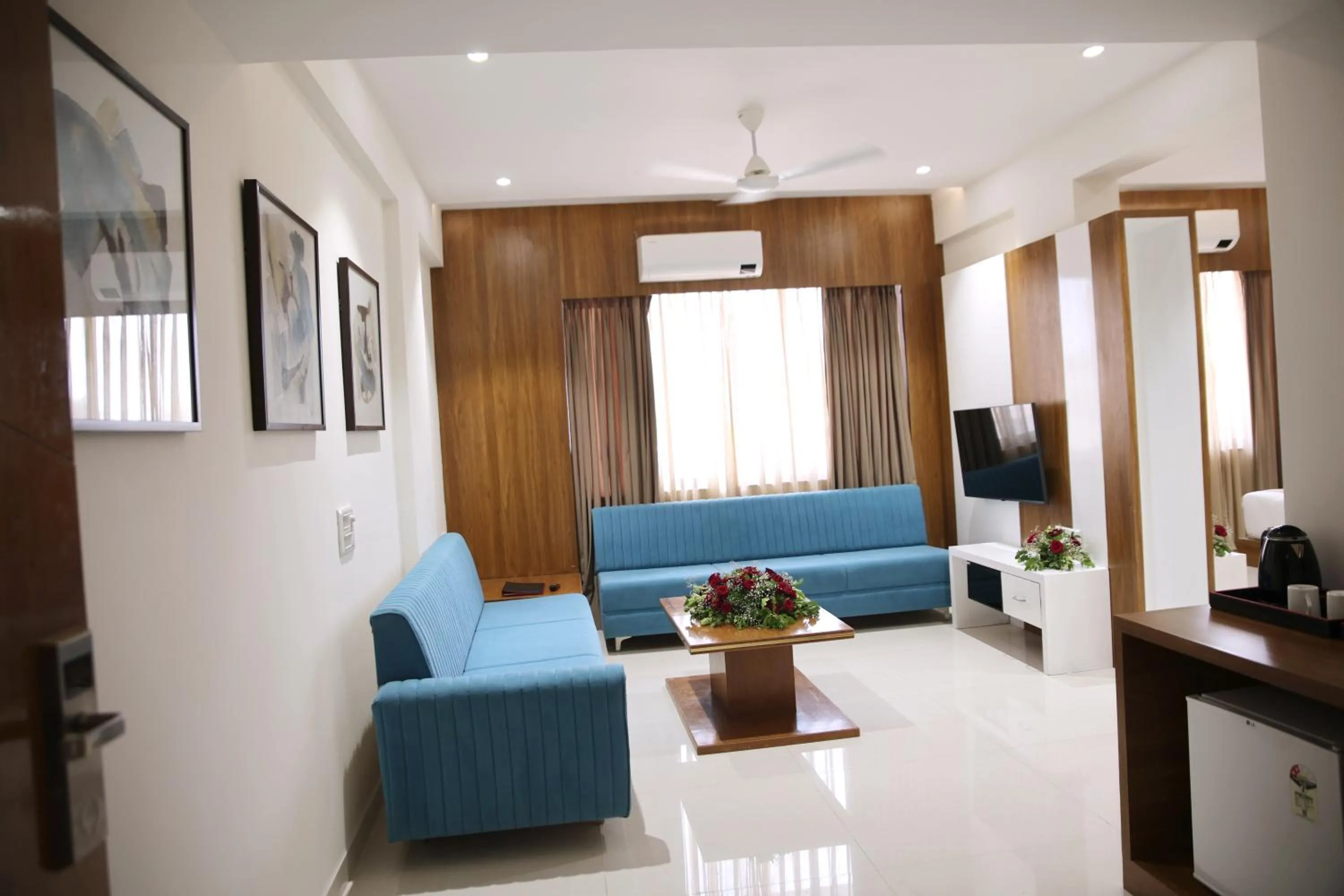 Communal lounge/ TV room in Lords Eco Inn, Ambaji