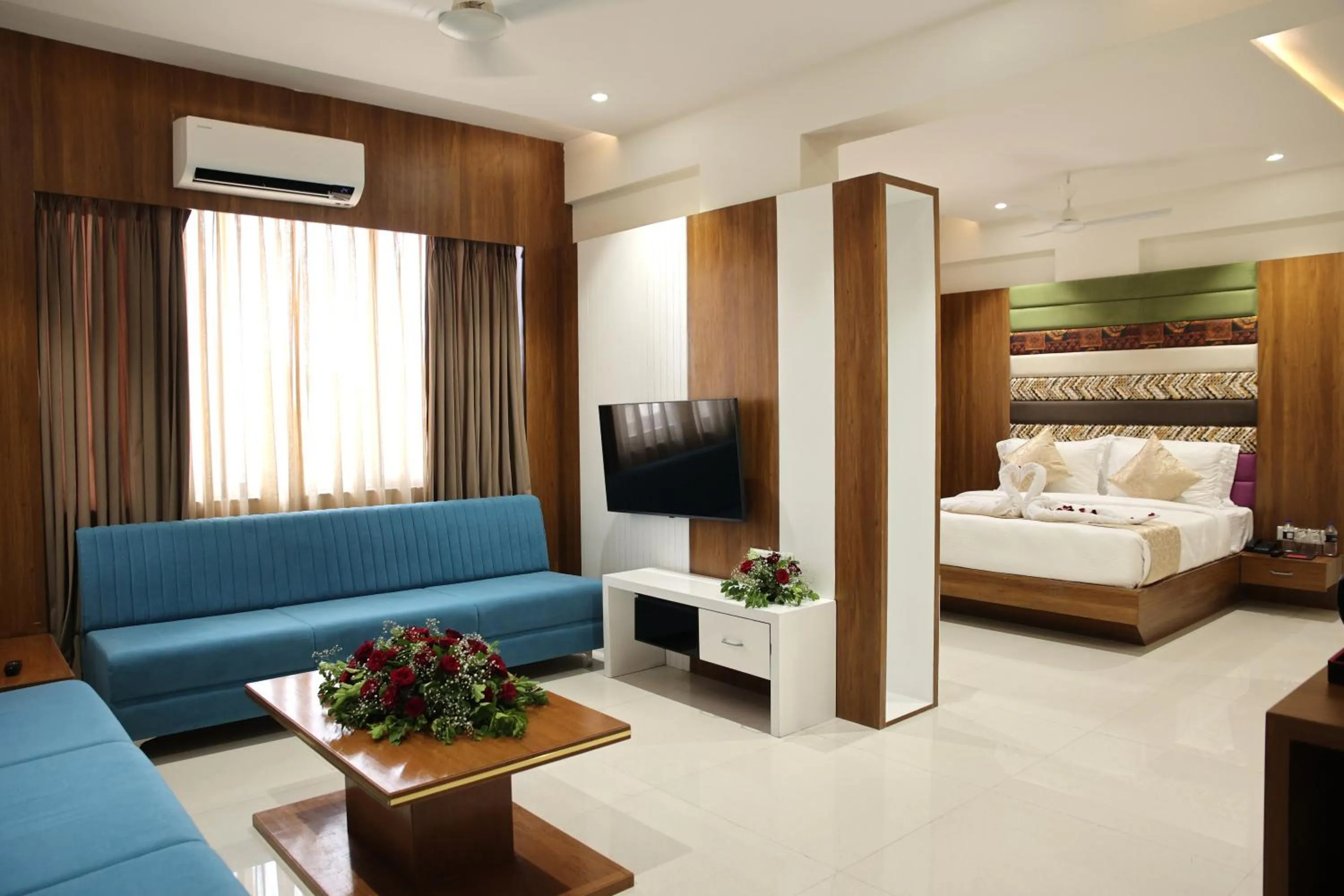 Communal lounge/ TV room, Bed in Lords Eco Inn, Ambaji