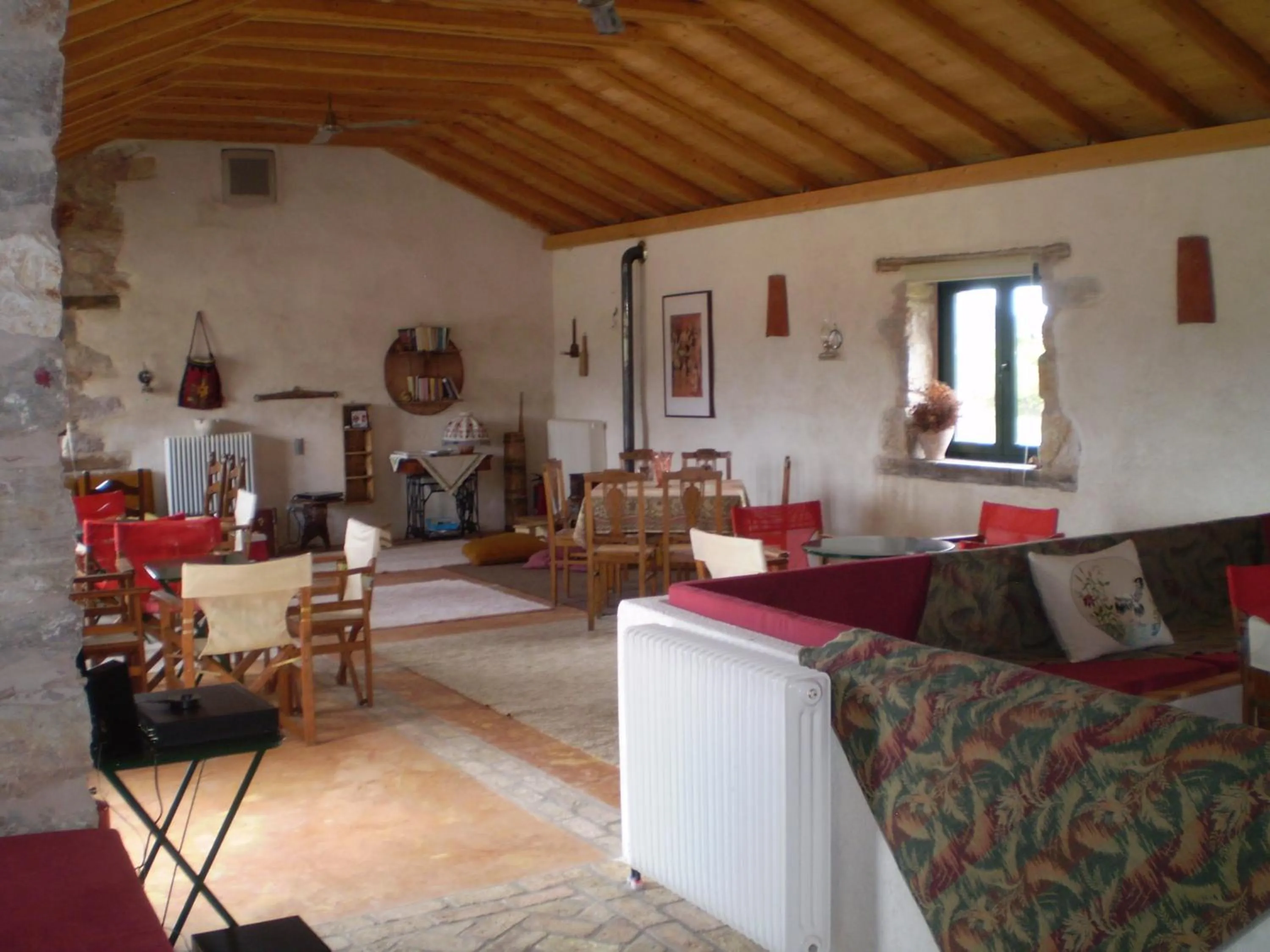 Business facilities in Arachovitika Kalivia