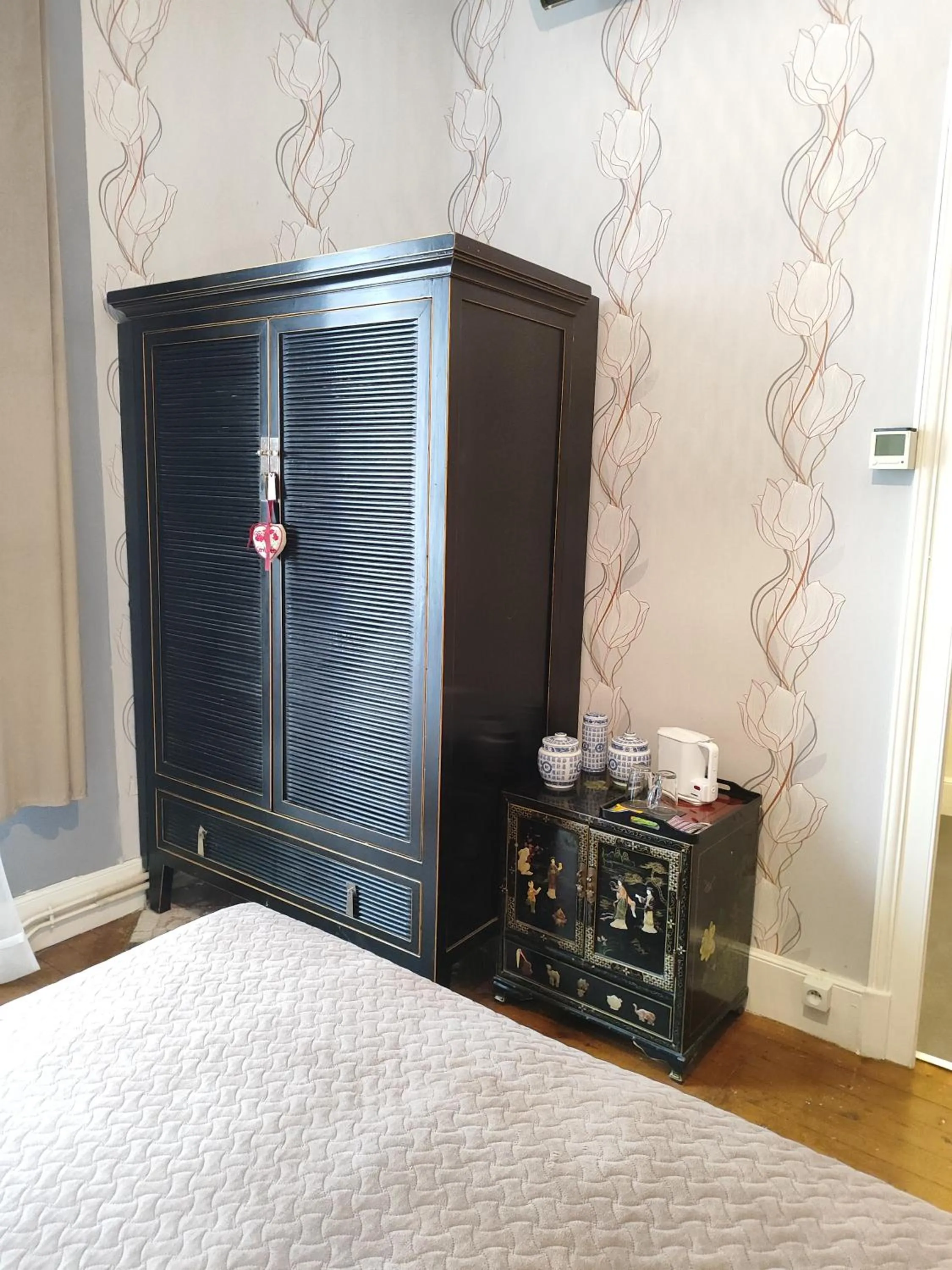 wardrobe, Bed in L'Entrée Chambres d'Hôtes Bar & Restaurant