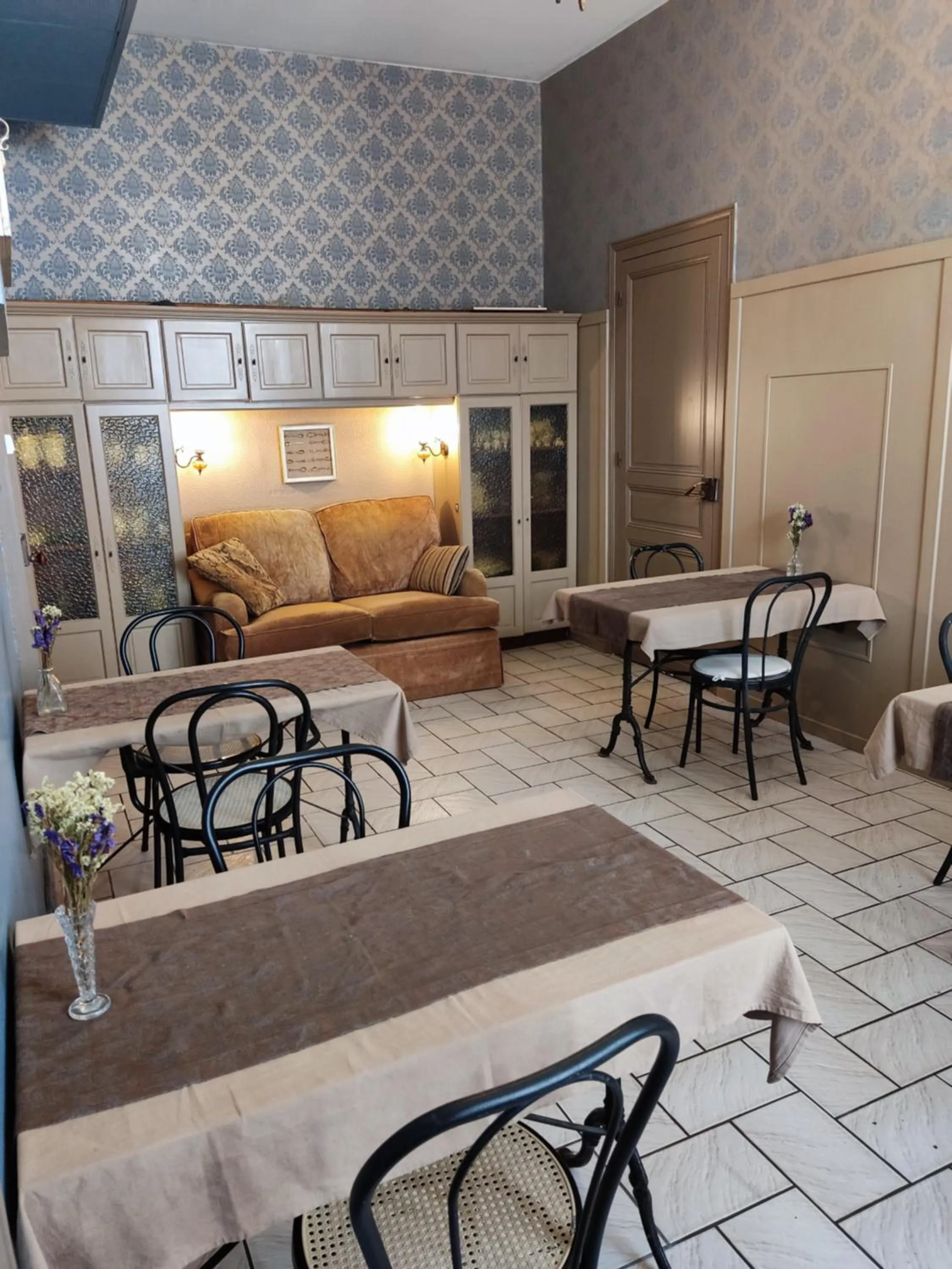 Breakfast in L'Entrée Chambres d'Hôtes Bar & Restaurant