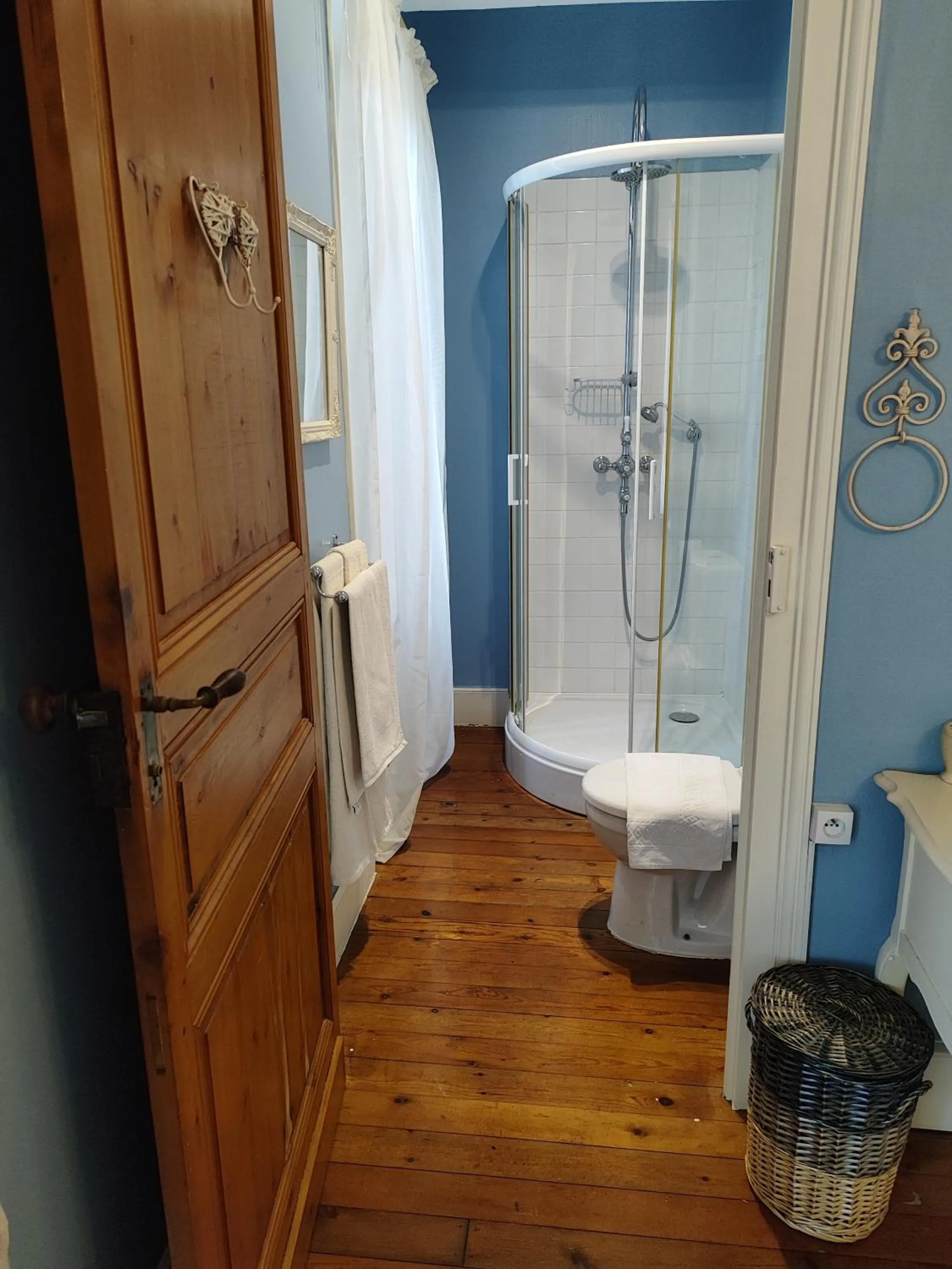 Bathroom in L'Entrée Chambres d'Hôtes Bar & Restaurant