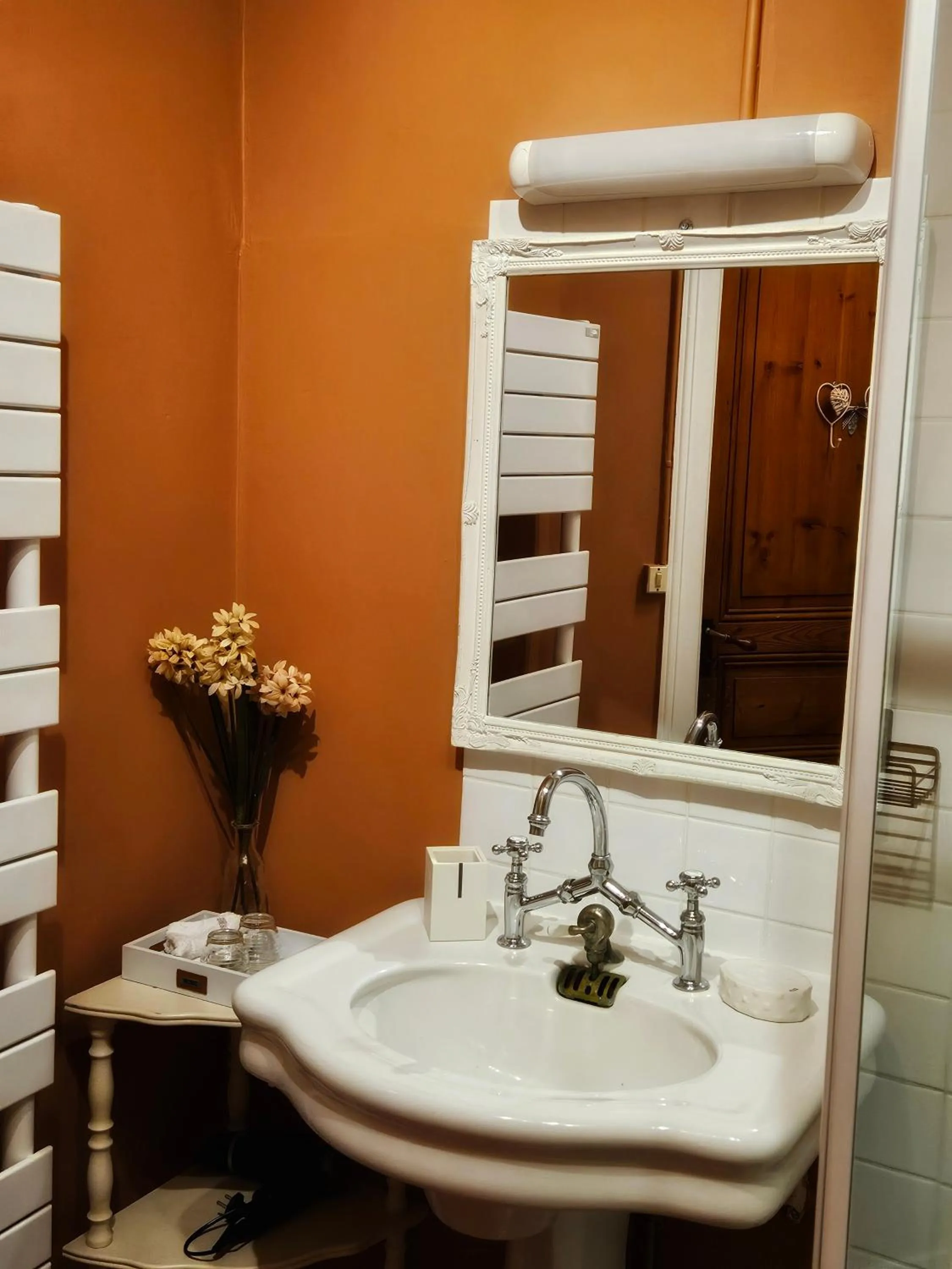 Bathroom in L'Entrée Chambres d'Hôtes Bar & Restaurant