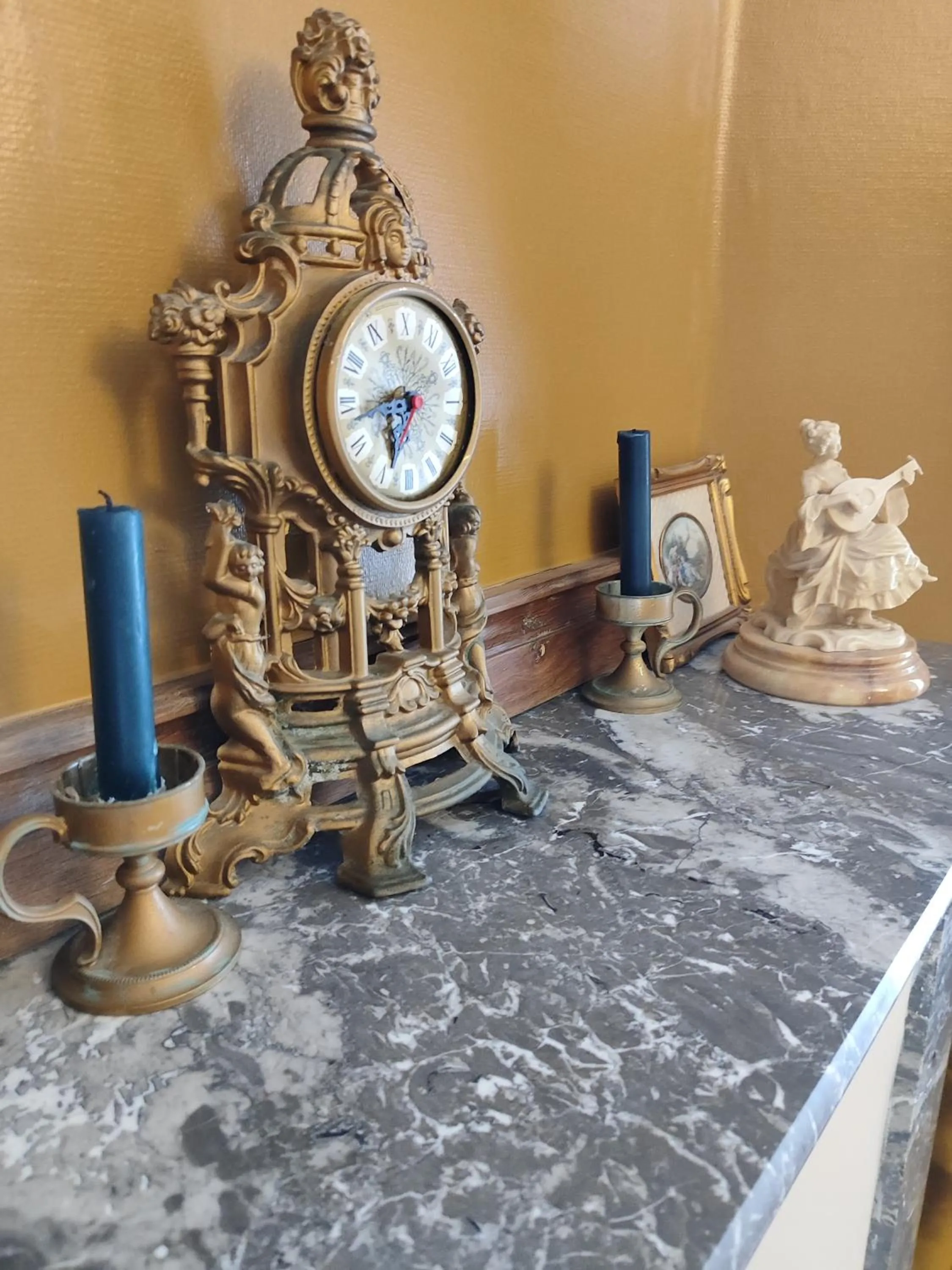 Decorative detail in L'Entrée Chambres d'Hôtes Bar & Restaurant