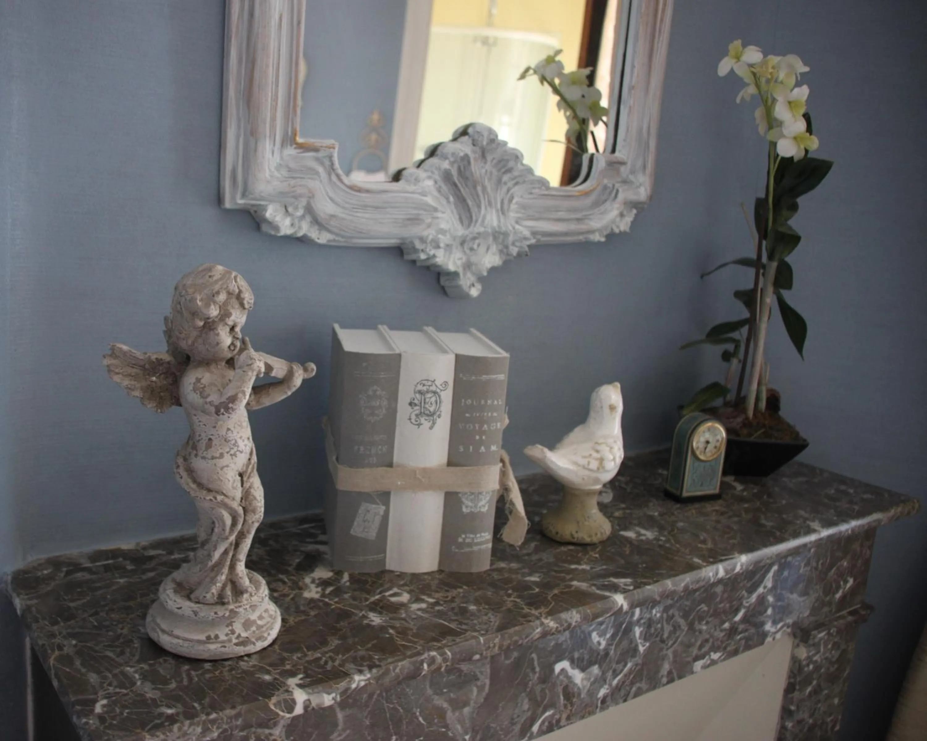 Decorative detail in L'Entrée Chambres d'Hôtes Bar & Restaurant