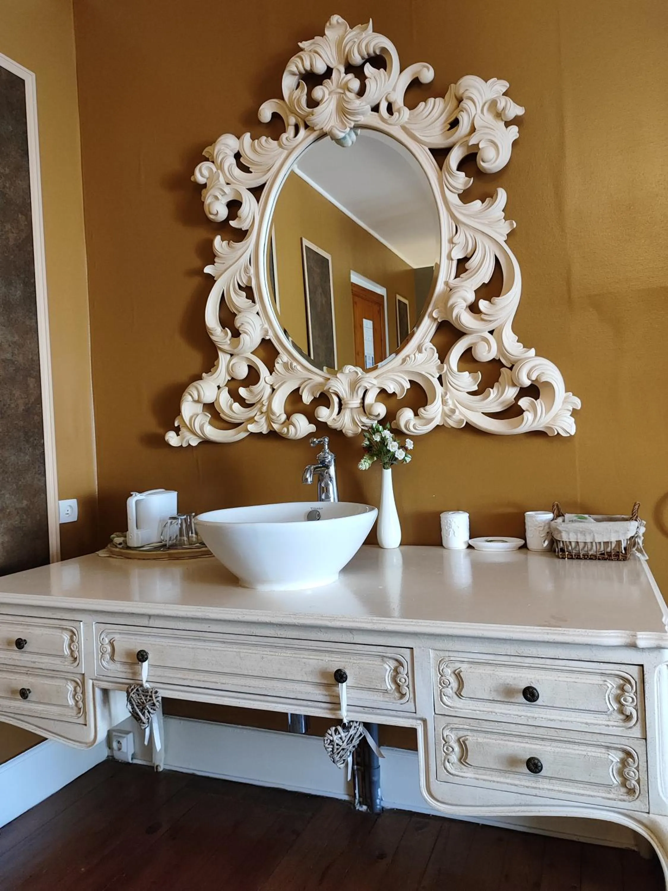 Bedroom in L'Entrée Chambres d'Hôtes Bar & Restaurant