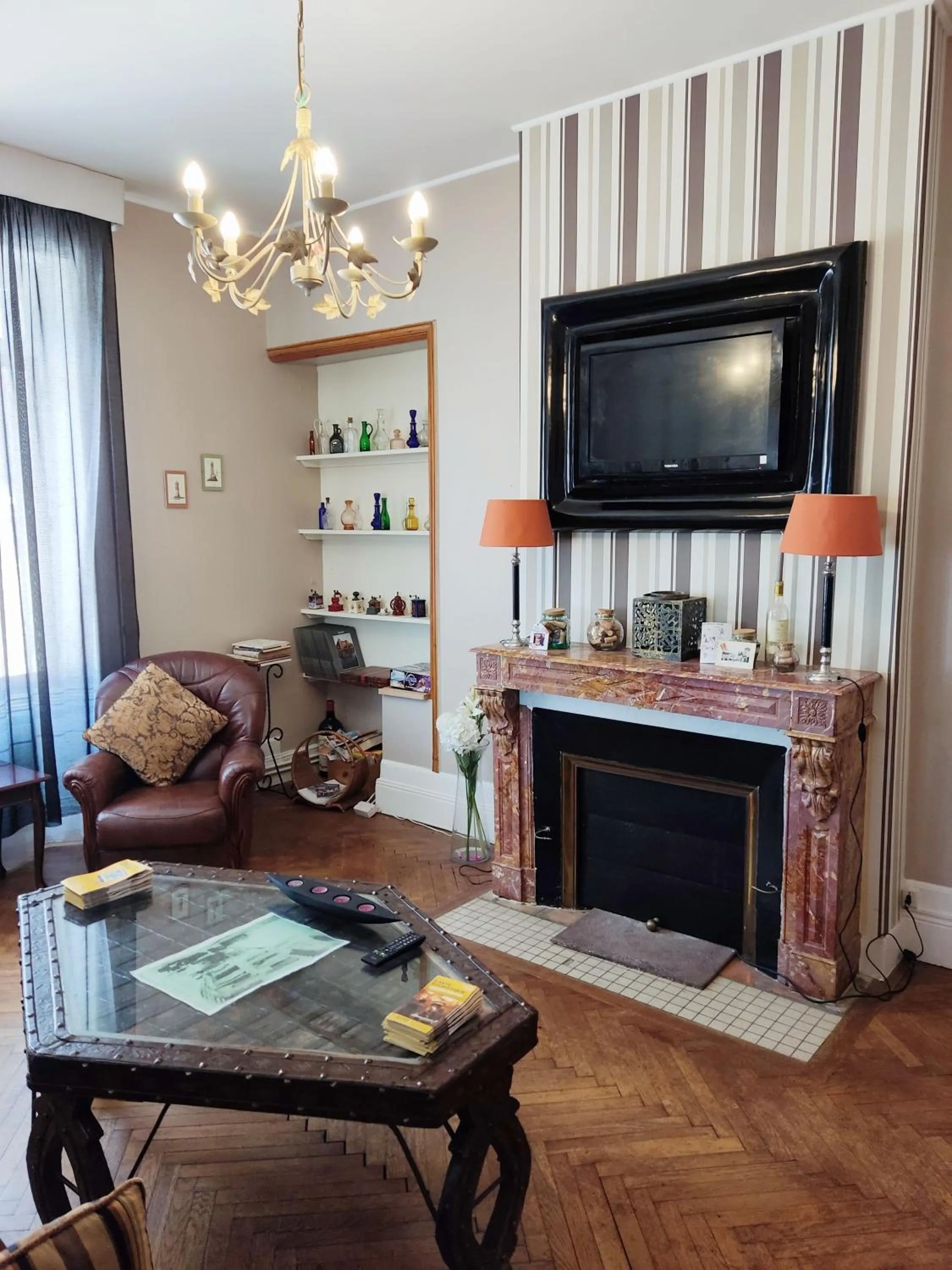 Communal lounge/ TV room in L'Entrée Chambres d'Hôtes Bar & Restaurant