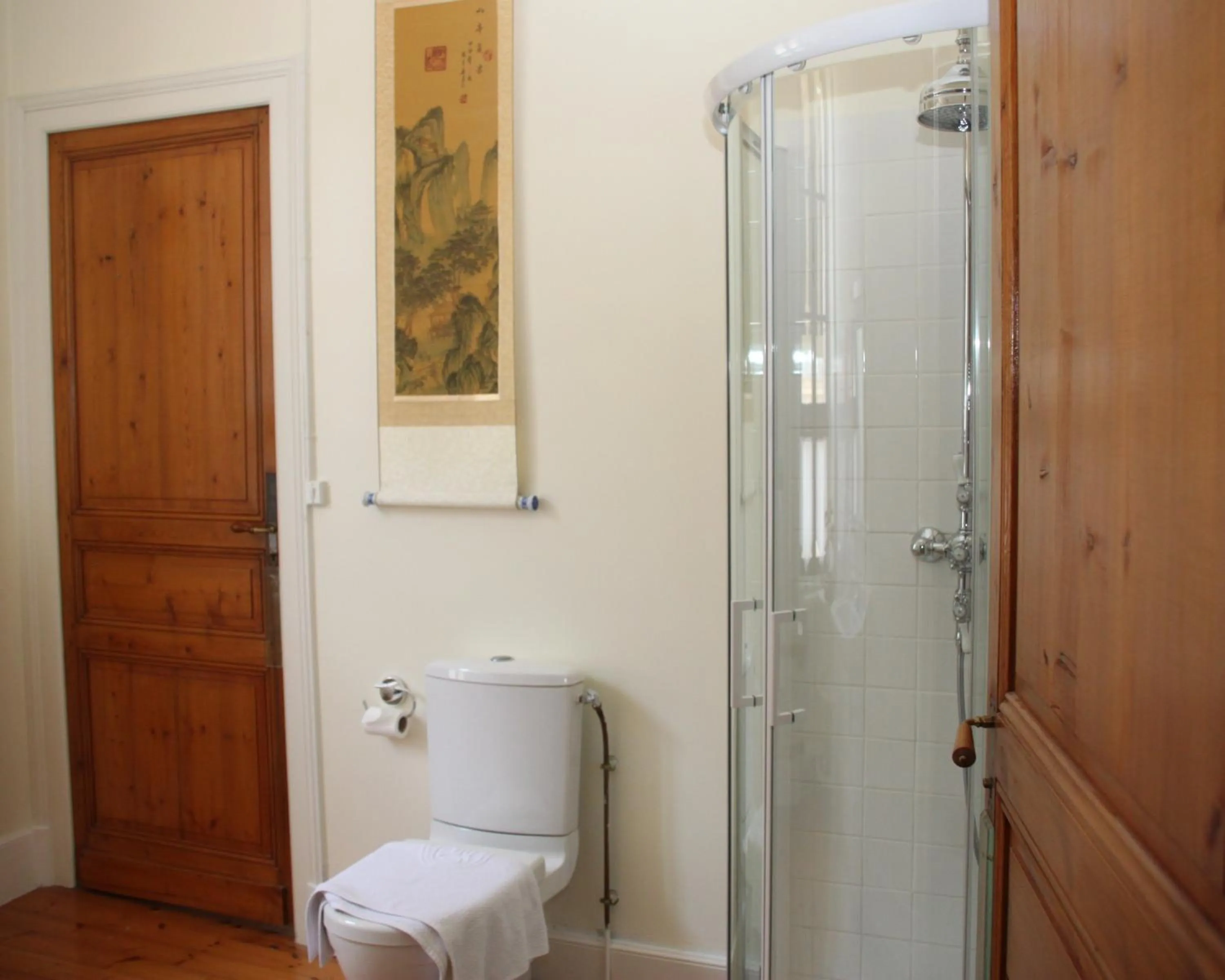 Shower in L'Entrée Chambres d'Hôtes Bar & Restaurant