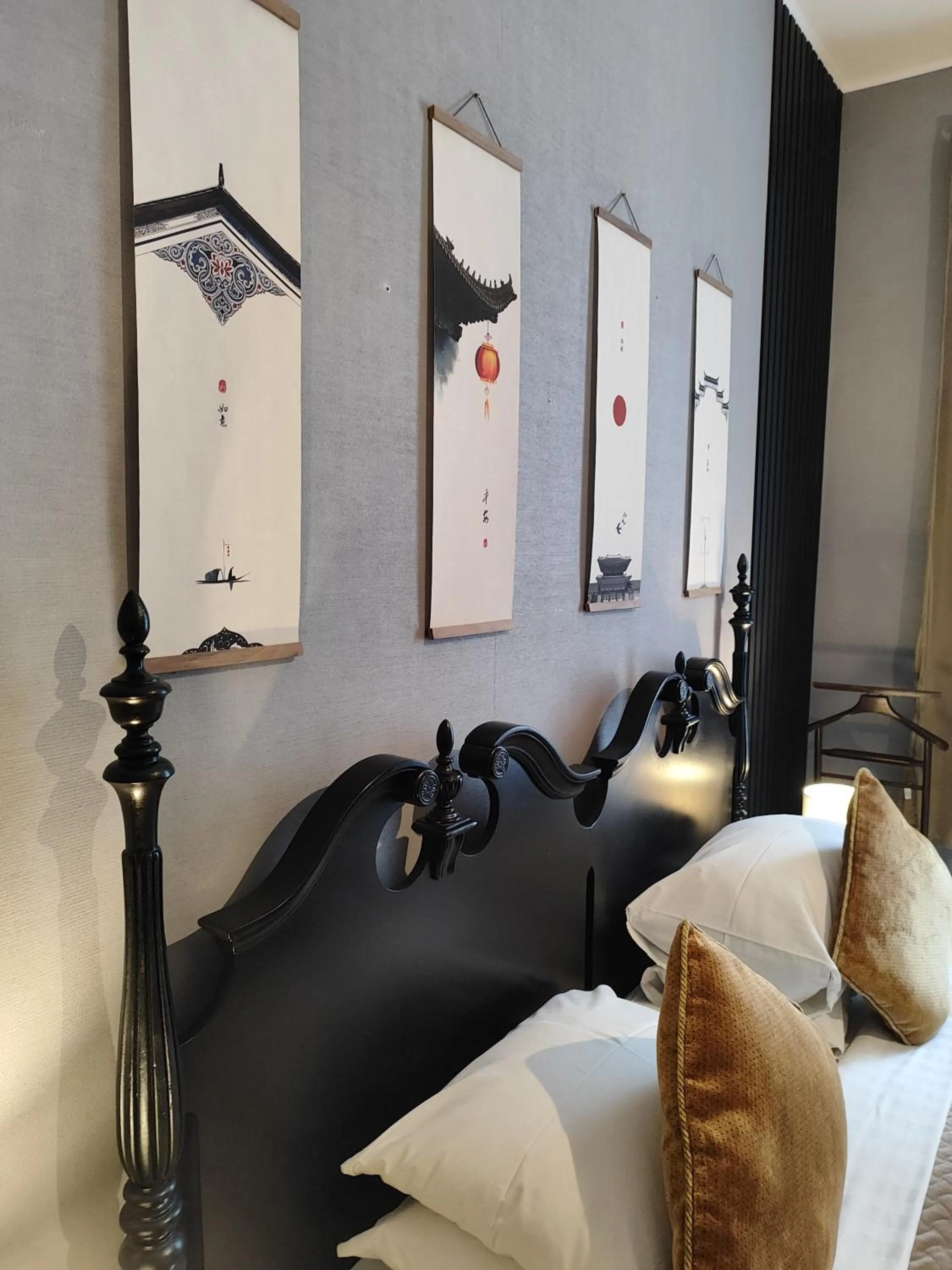 Decorative detail, Bed in L'Entrée Chambres d'Hôtes Bar & Restaurant