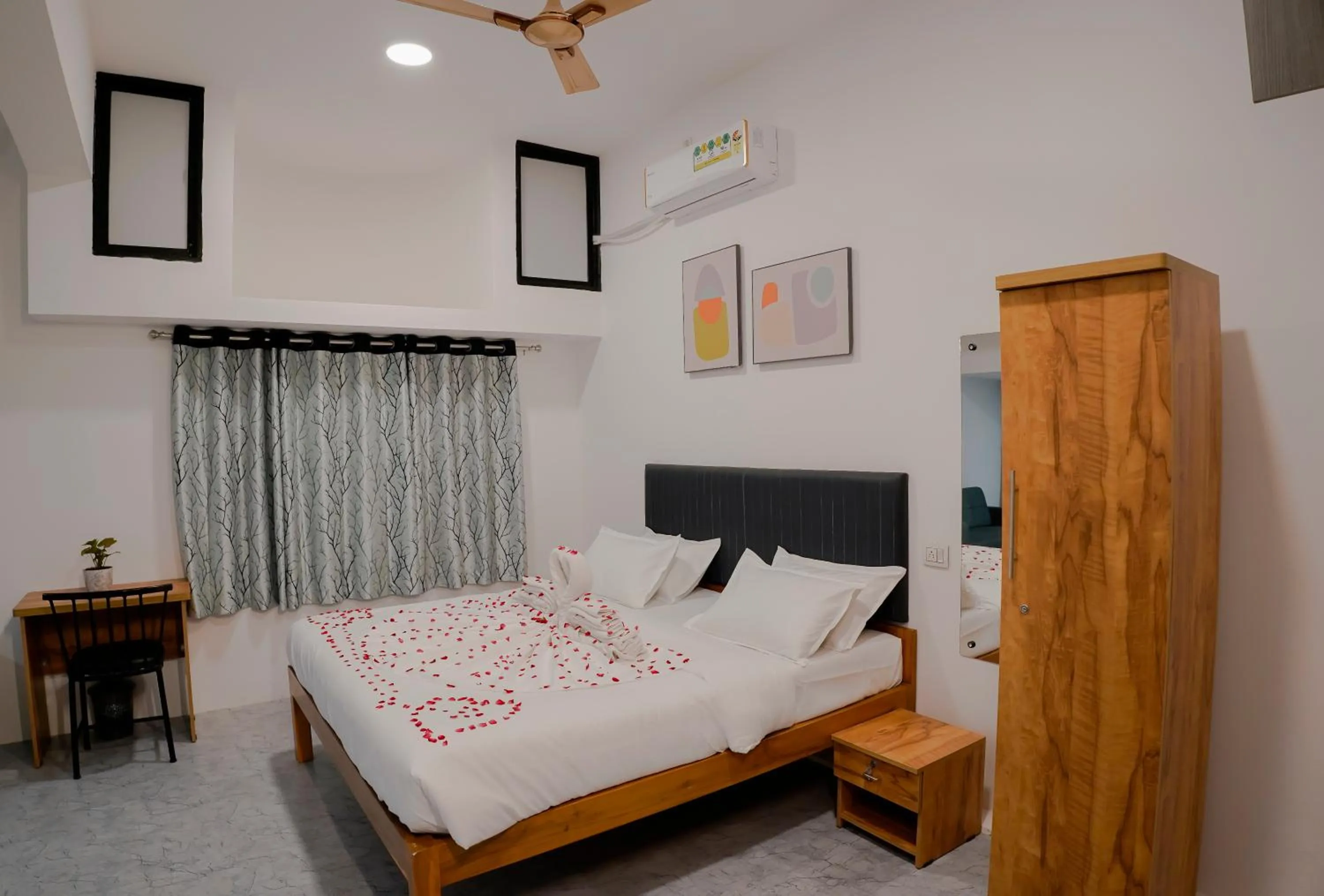 Bedroom, Bed in Hotel Royal Accord