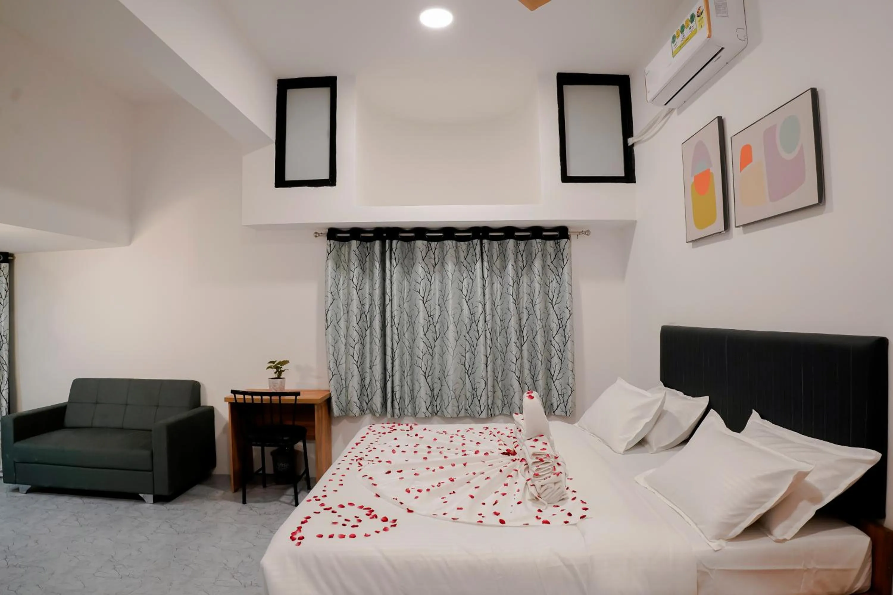 Bedroom, Bed in Hotel Royal Accord