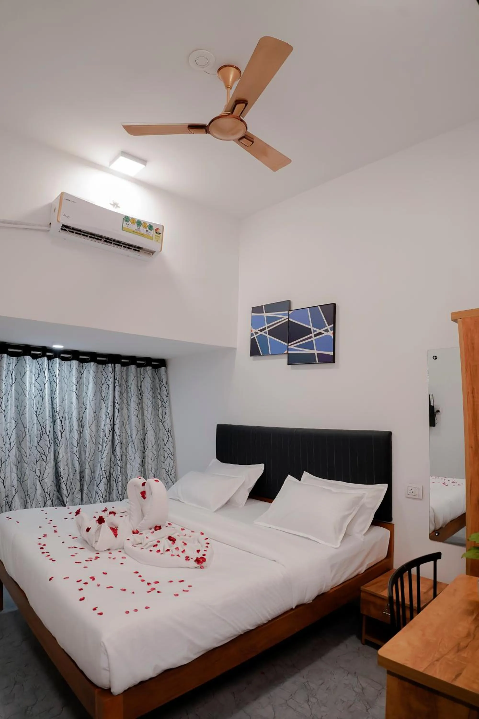 Bedroom, Bed in Hotel Royal Accord