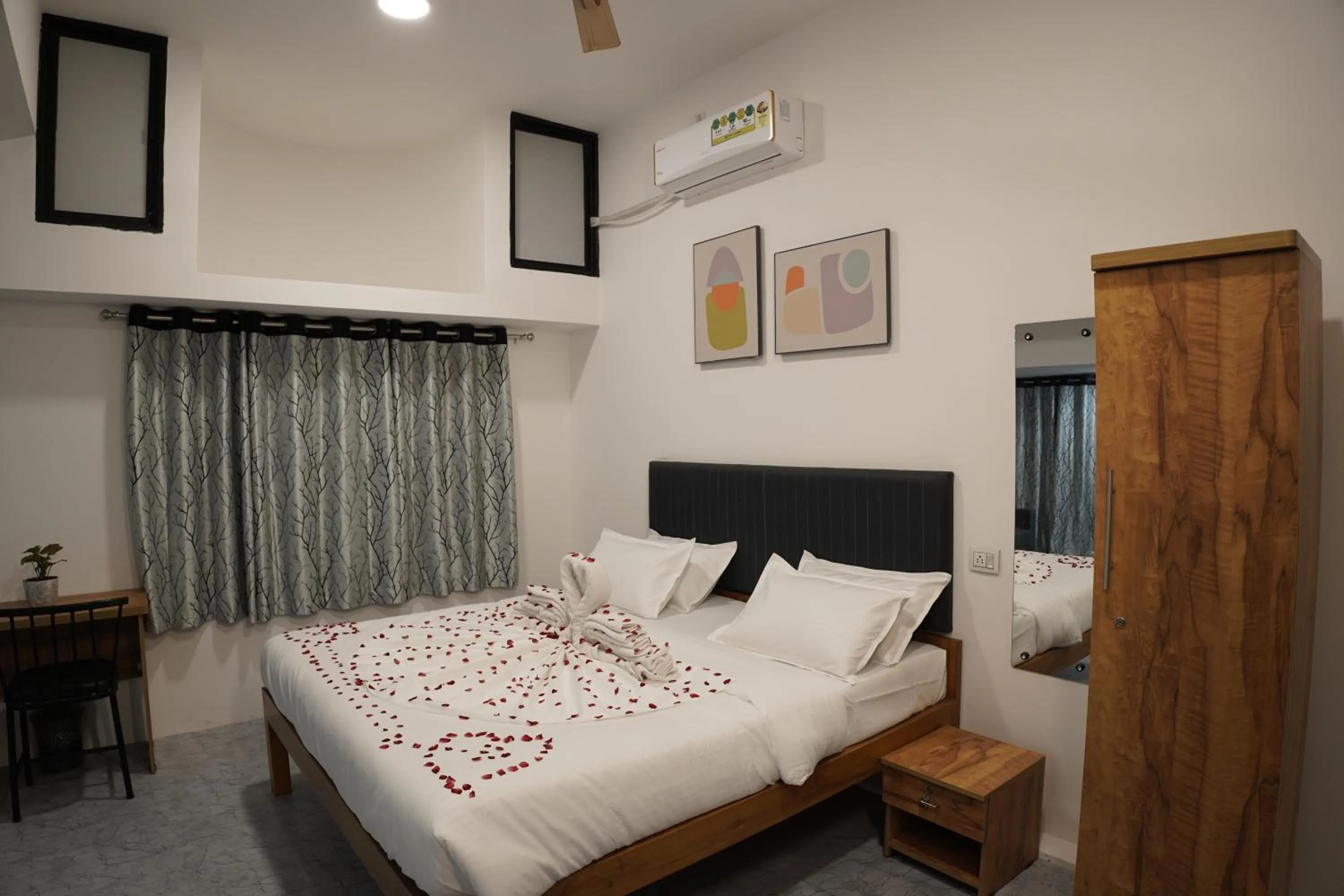 Bedroom, Bed in Hotel Royal Accord