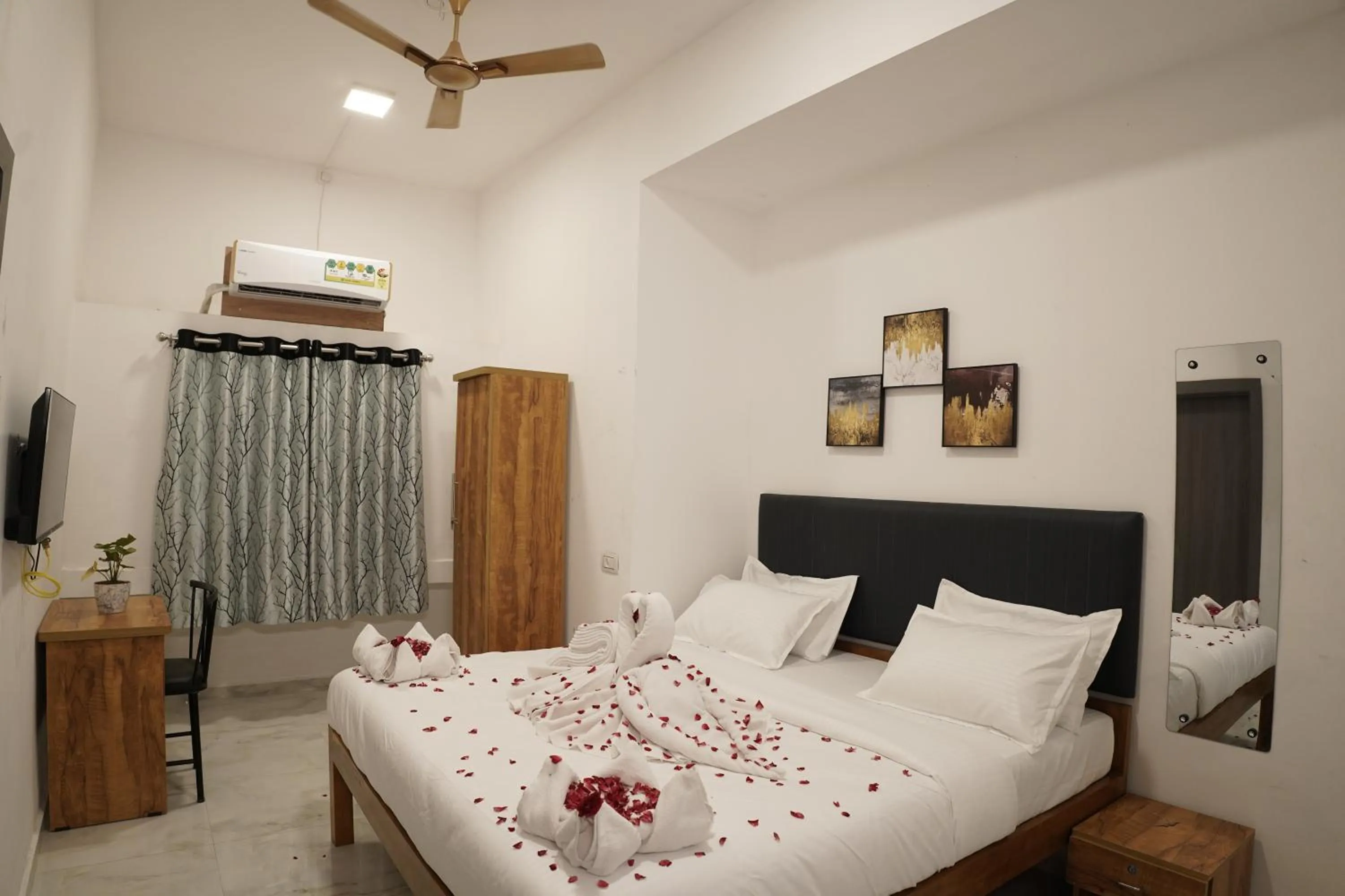 Bed in Hotel Royal Accord