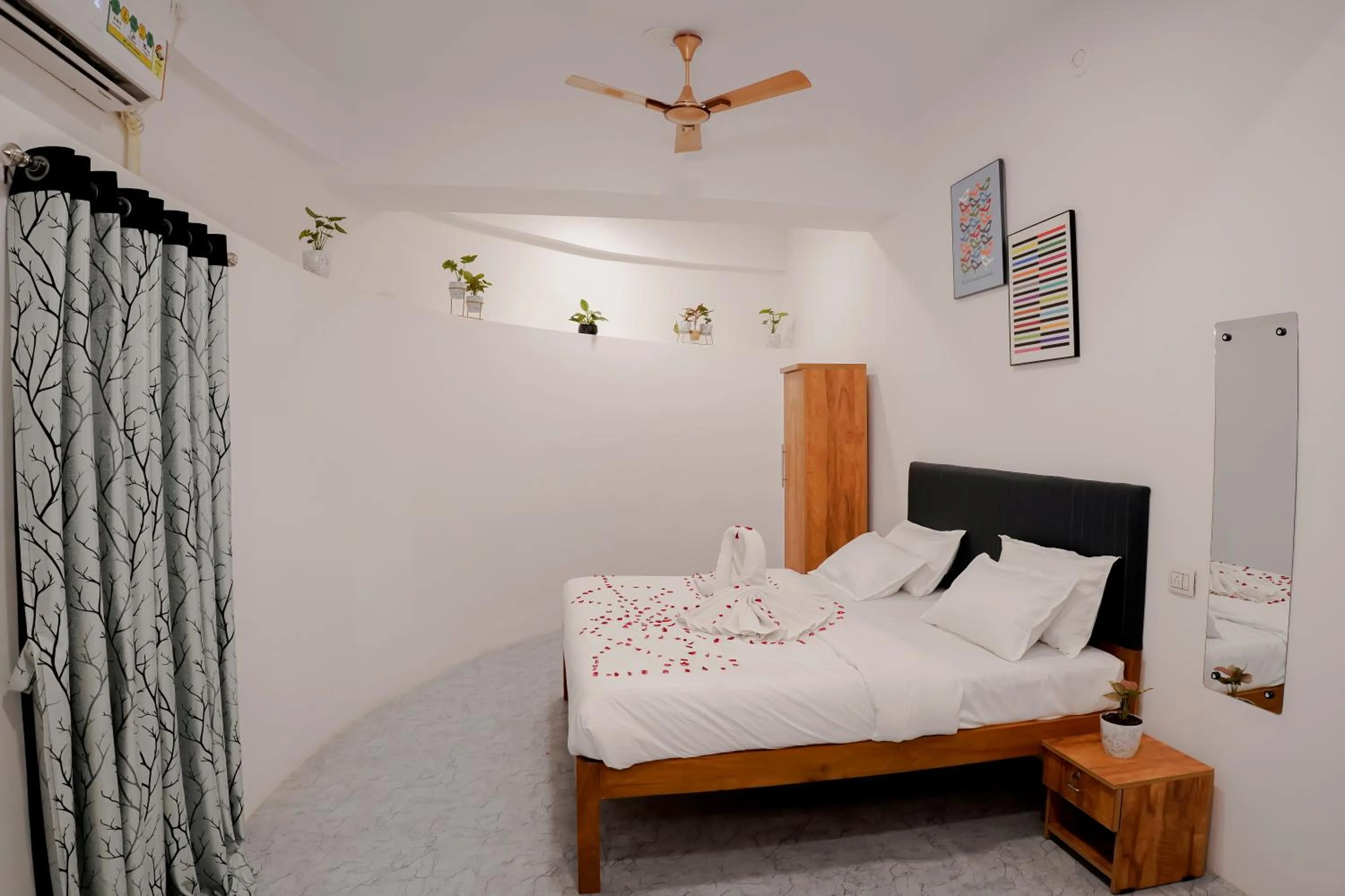 Bedroom, Bed in Hotel Royal Accord