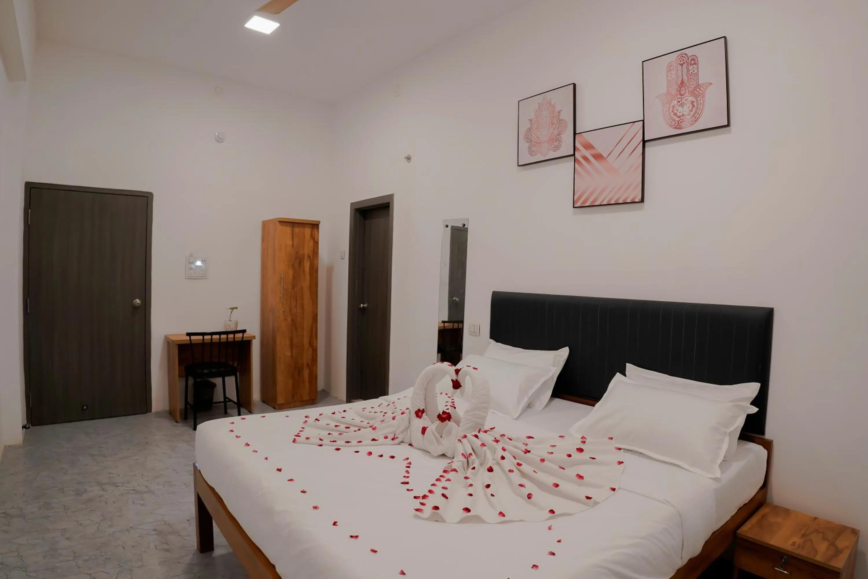 room service, Bed in Hotel Royal Accord