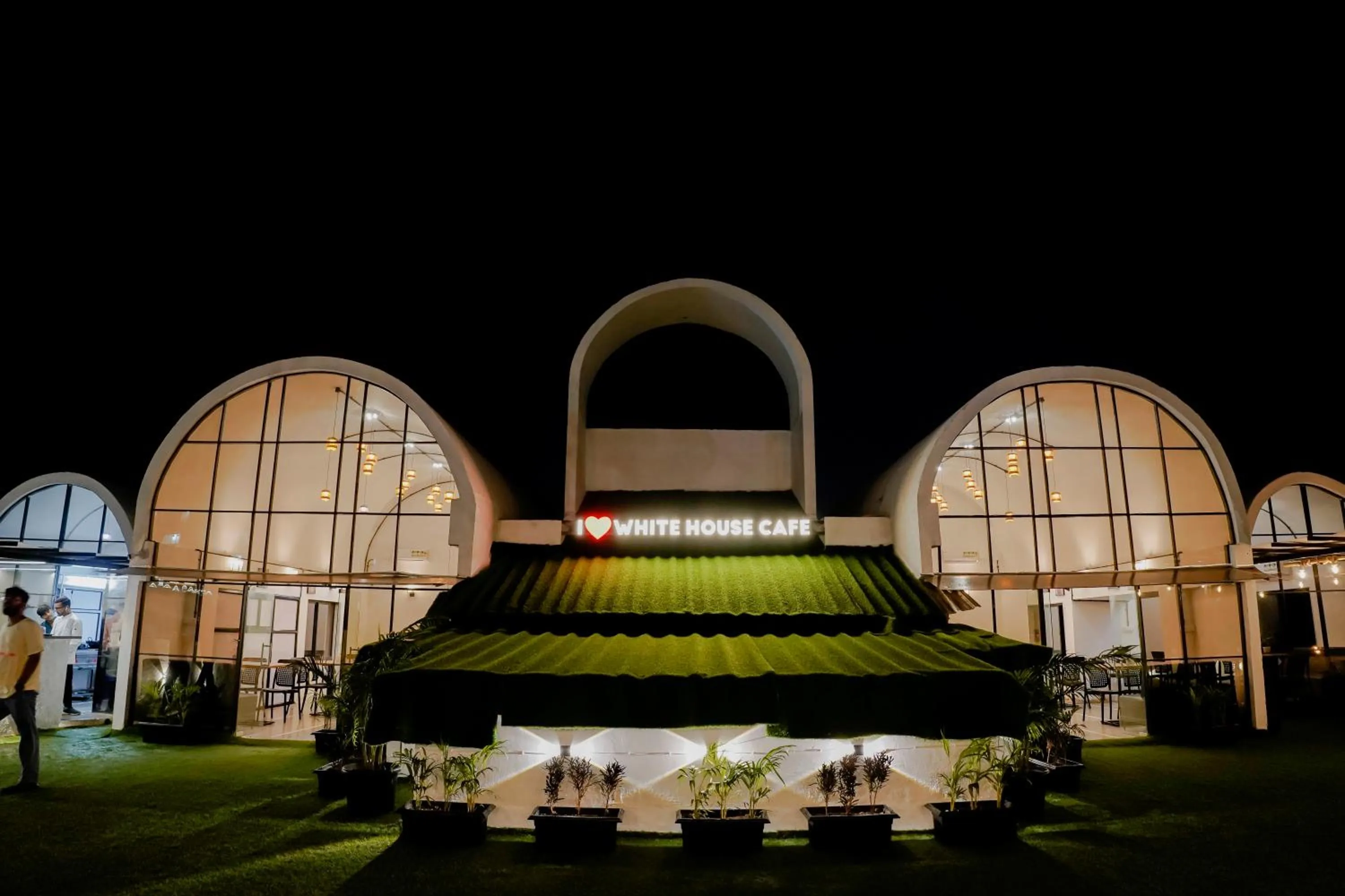 Restaurant/places to eat in Hotel Royal Accord