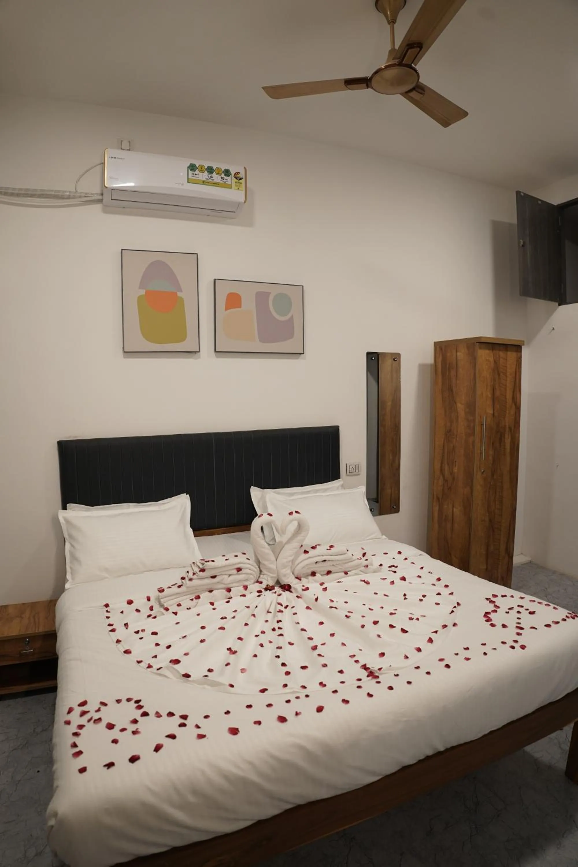 Bedroom, Bed in Hotel Royal Accord