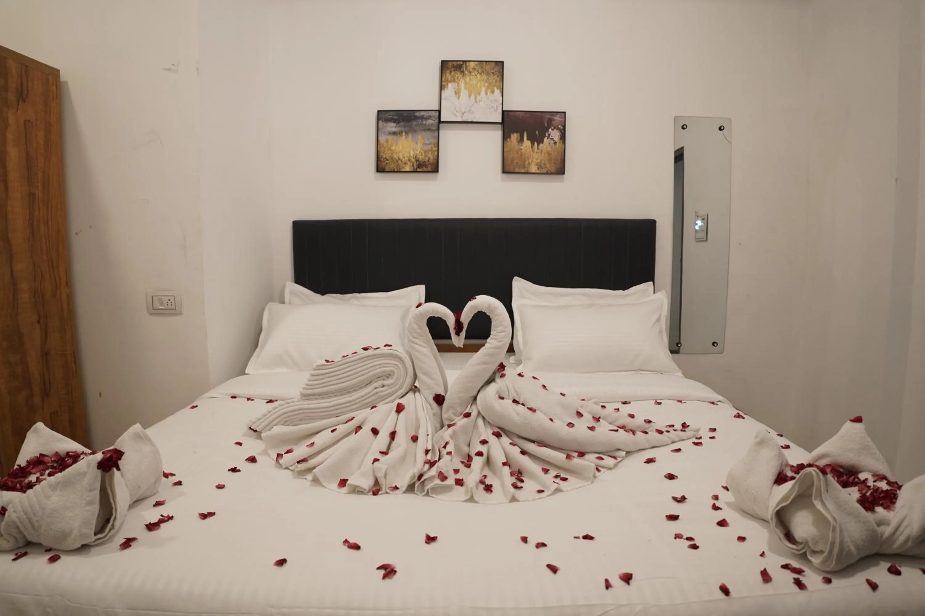 Bedroom, Bed in Hotel Royal Accord