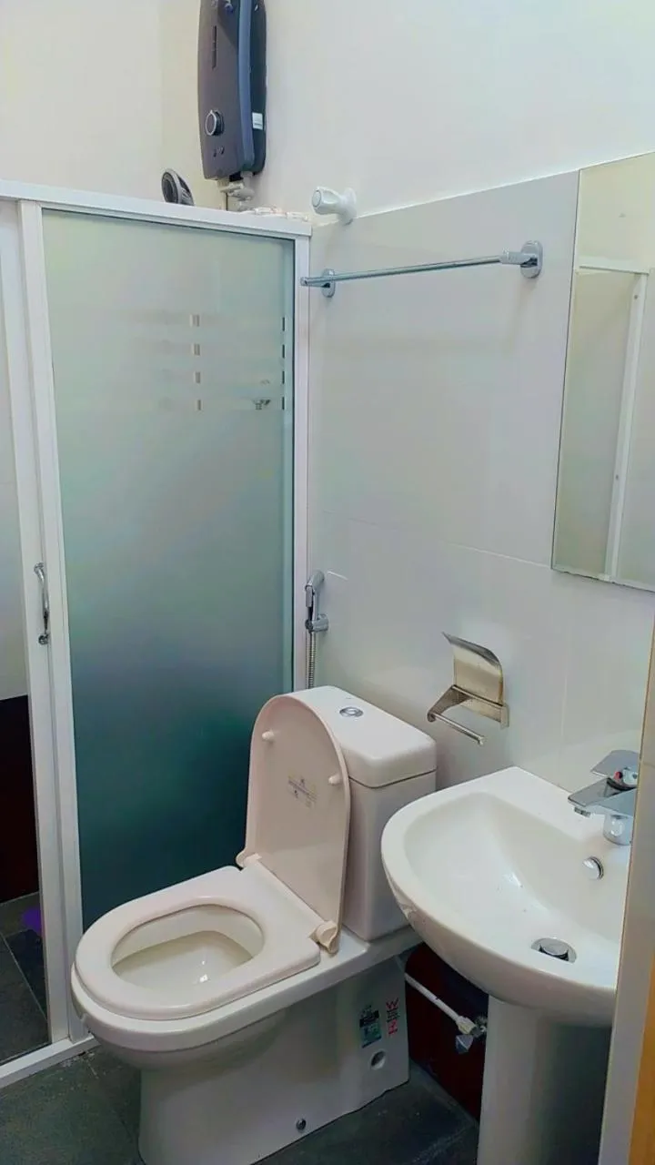 Toilet in Lassana Holiday Bungalow