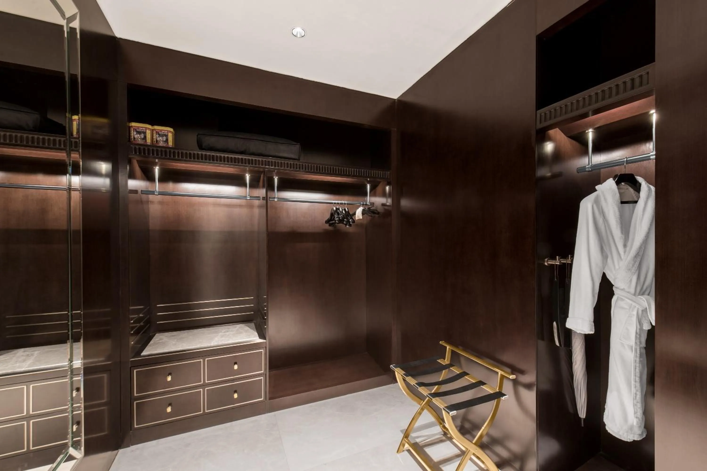 wardrobe in The St. Regis Chengdu