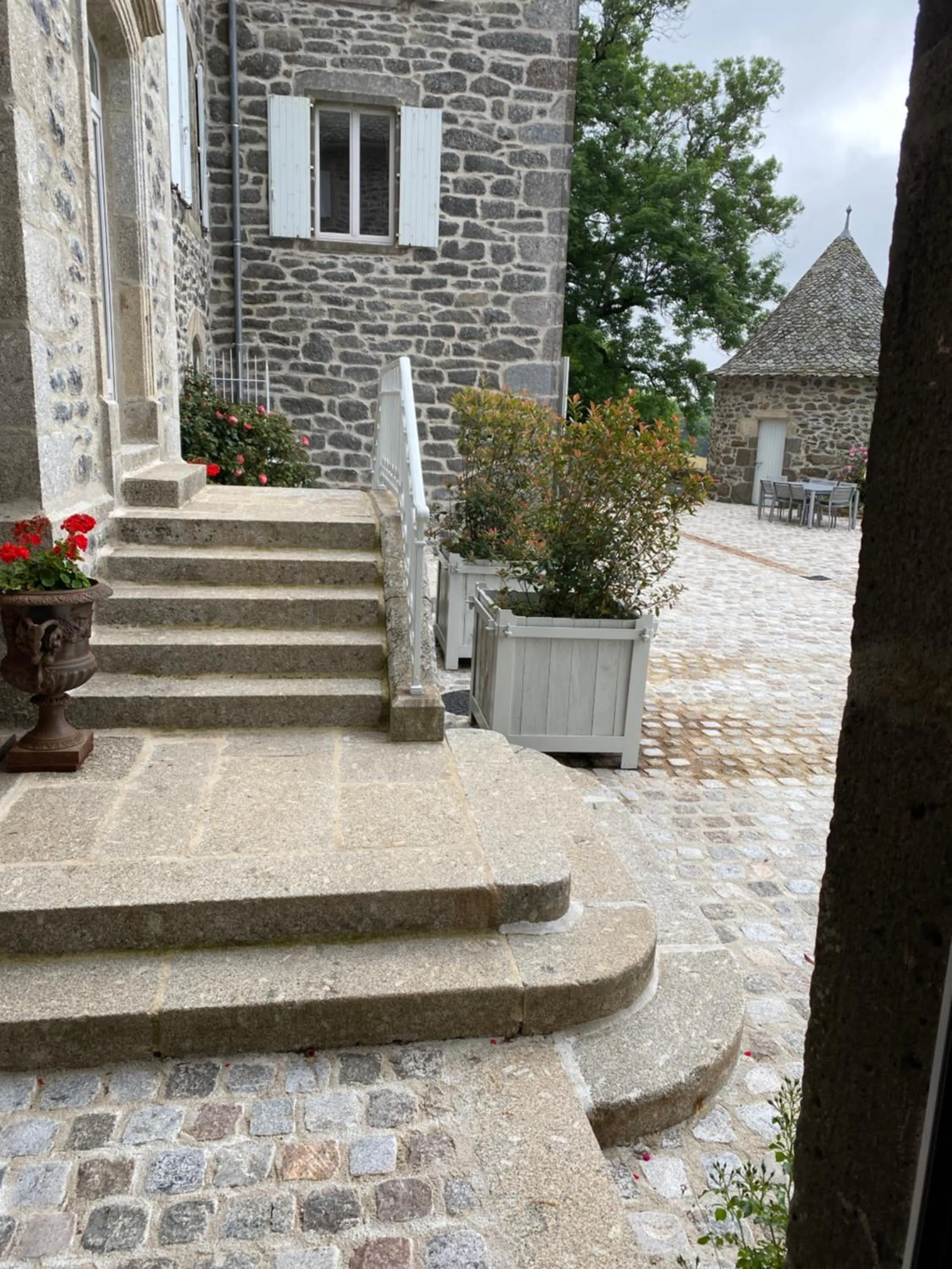Inner courtyard view in Château du Puech