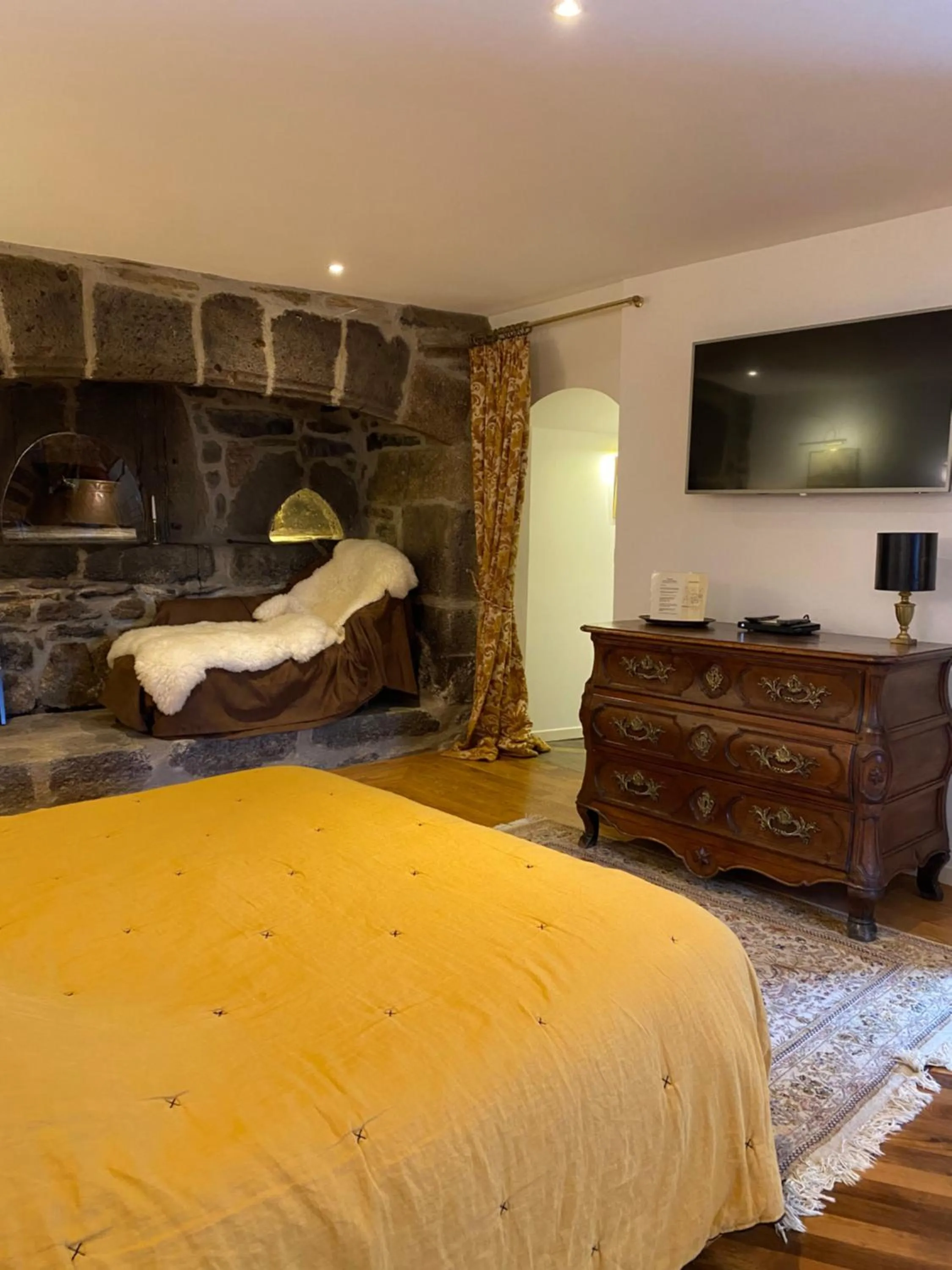 Bed in Château du Puech