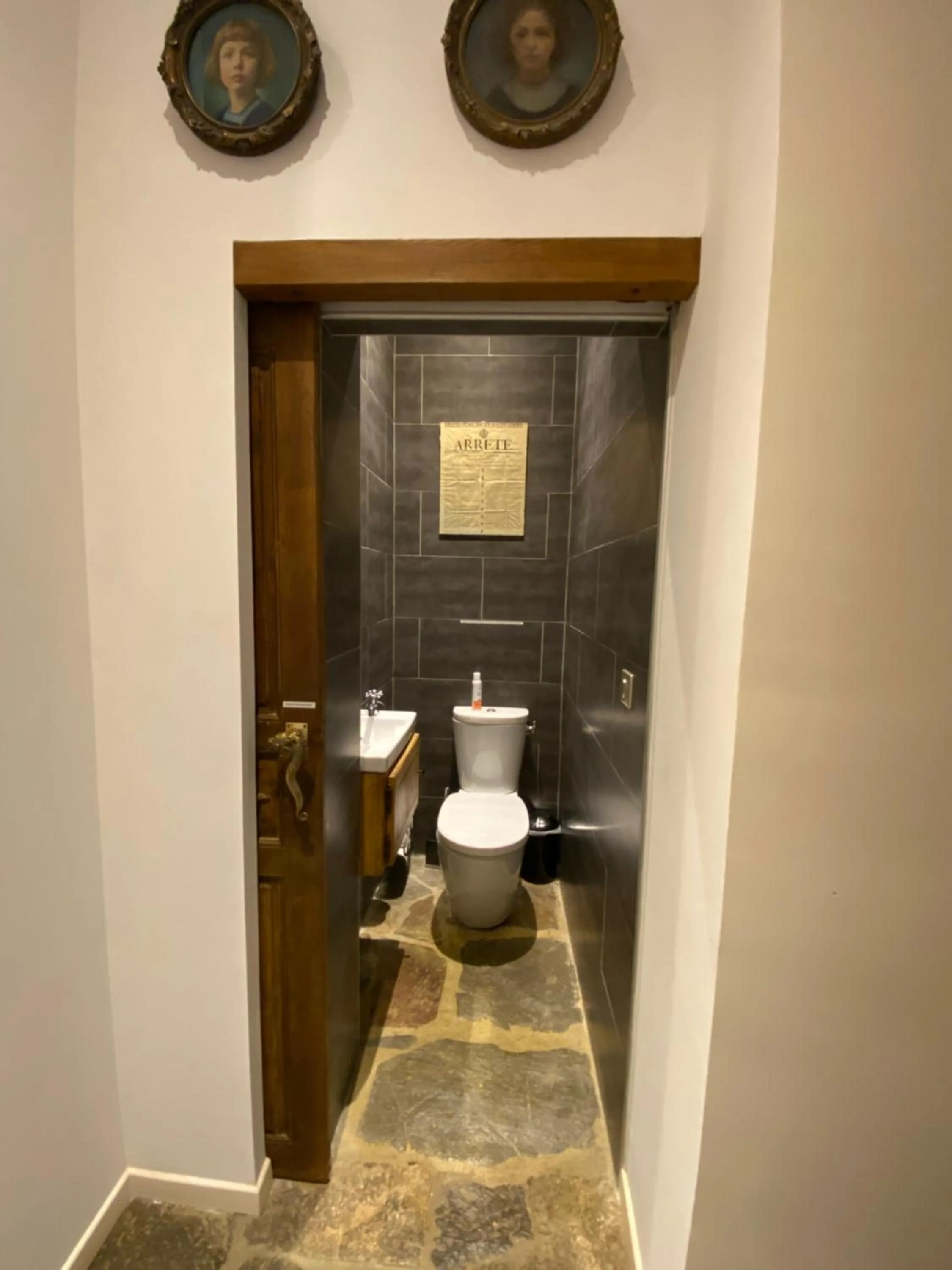 Toilet in Château du Puech