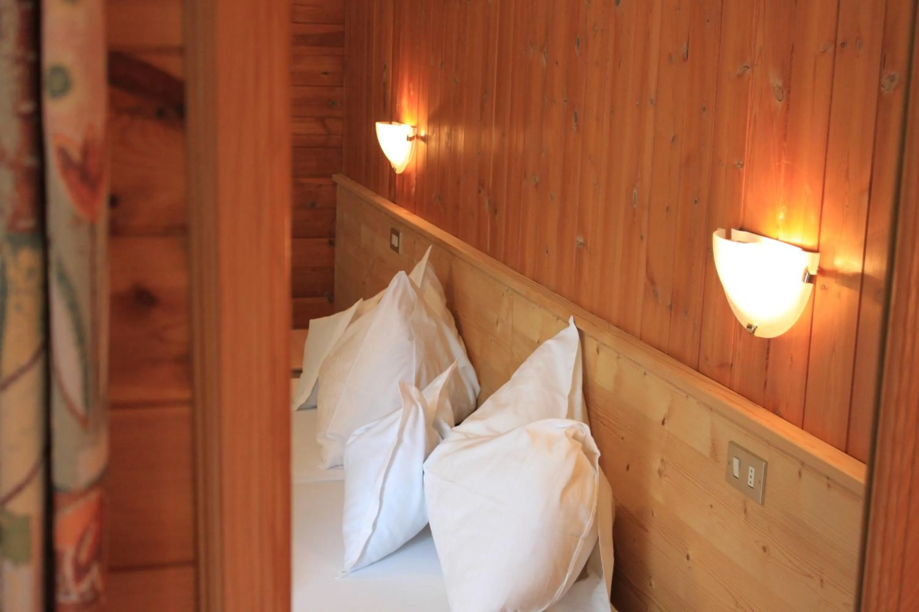 Decorative detail, Bed in Albergo Alisander