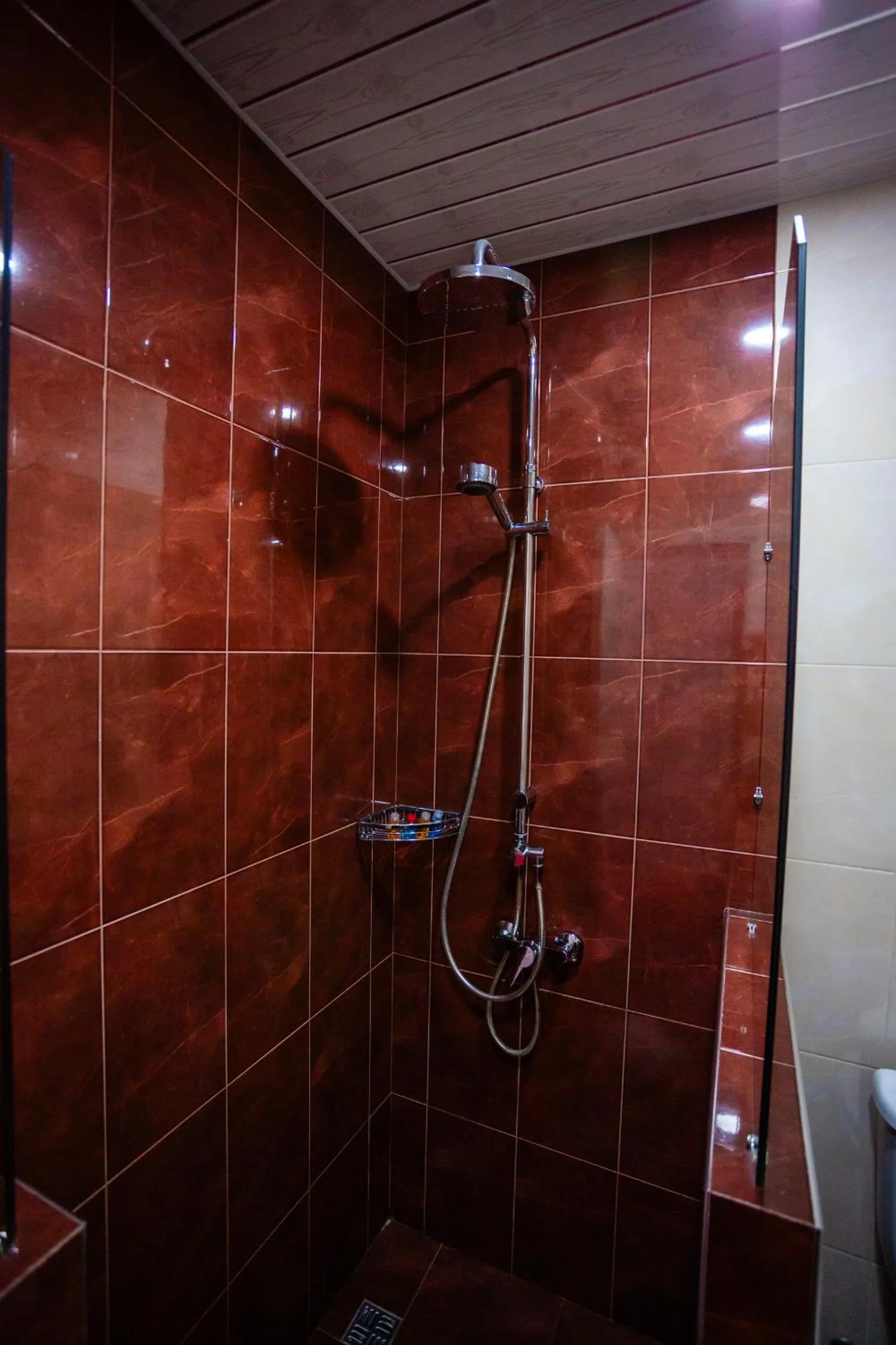 Shower in Piazza Four Colours