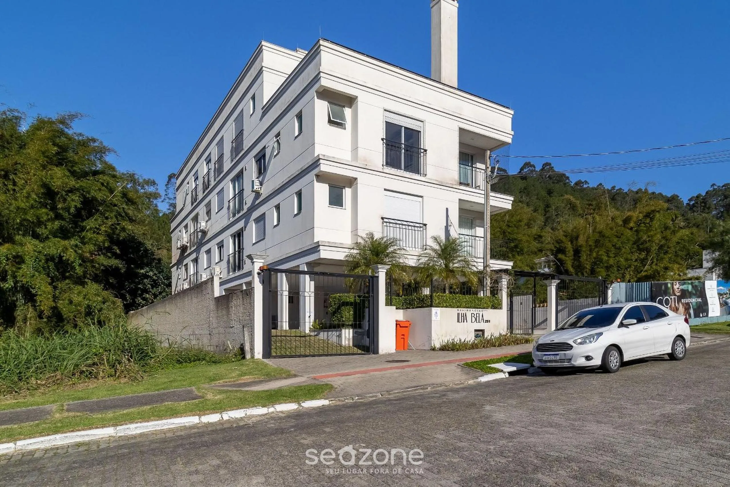 Facade/entrance in Lindo apto com churrrasqueira em Floripa IBE104