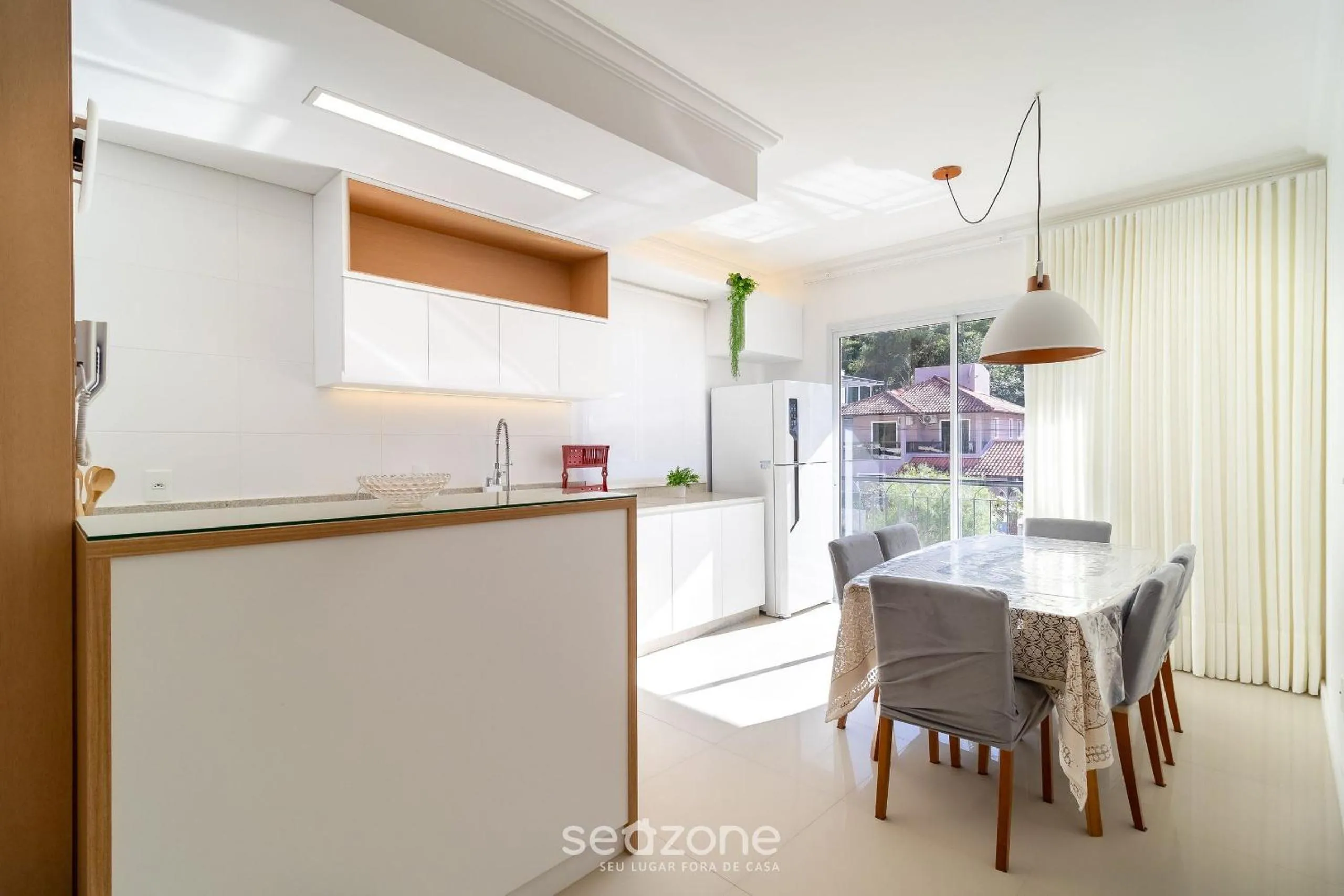 Kitchen or kitchenette in Lindo apto com churrrasqueira em Floripa IBE104