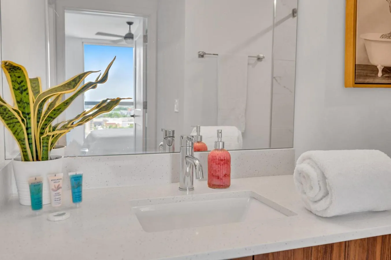 Beautiful Property with King Bed & Free Parking