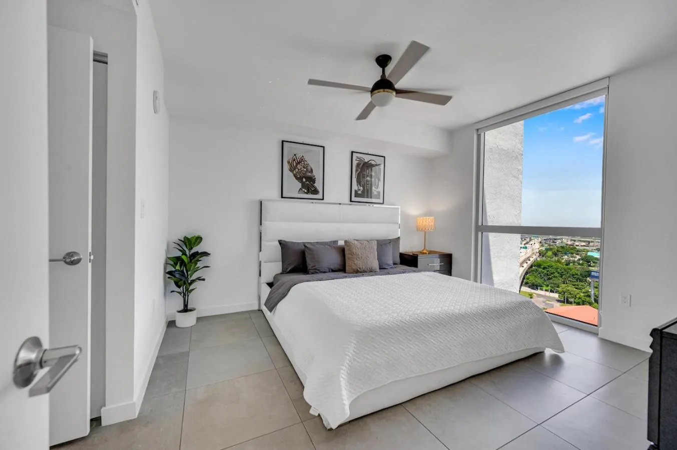 Beautiful Property with King Bed & Free Parking